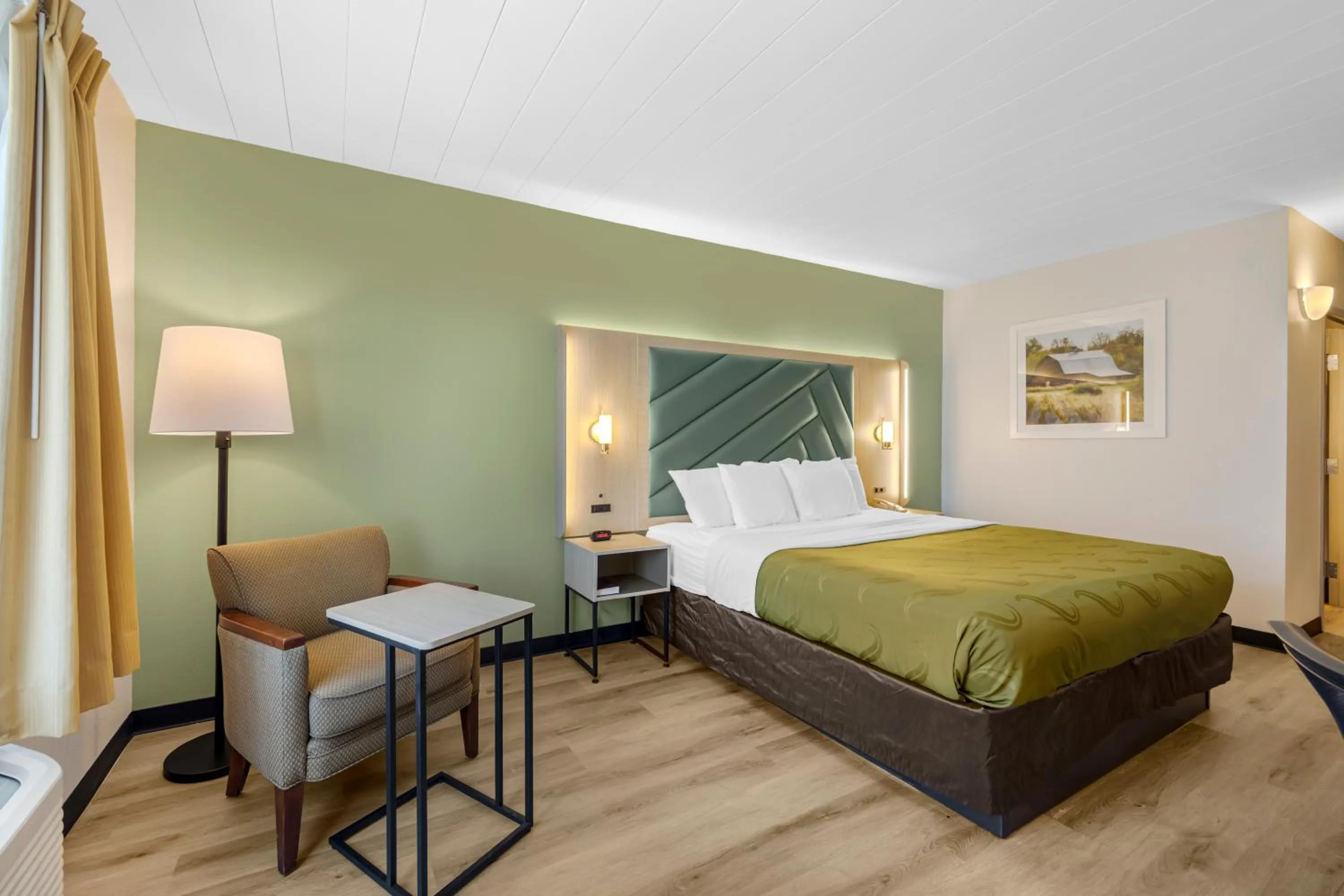 Photo of the whole room, Bed in Quality Inn & Suites Monterey I-40