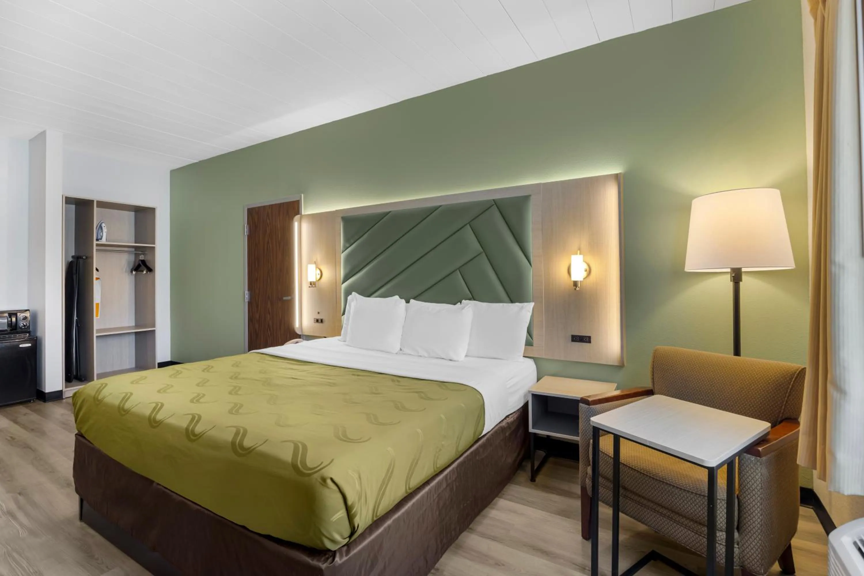 Photo of the whole room, Bed in Quality Inn & Suites Monterey I-40