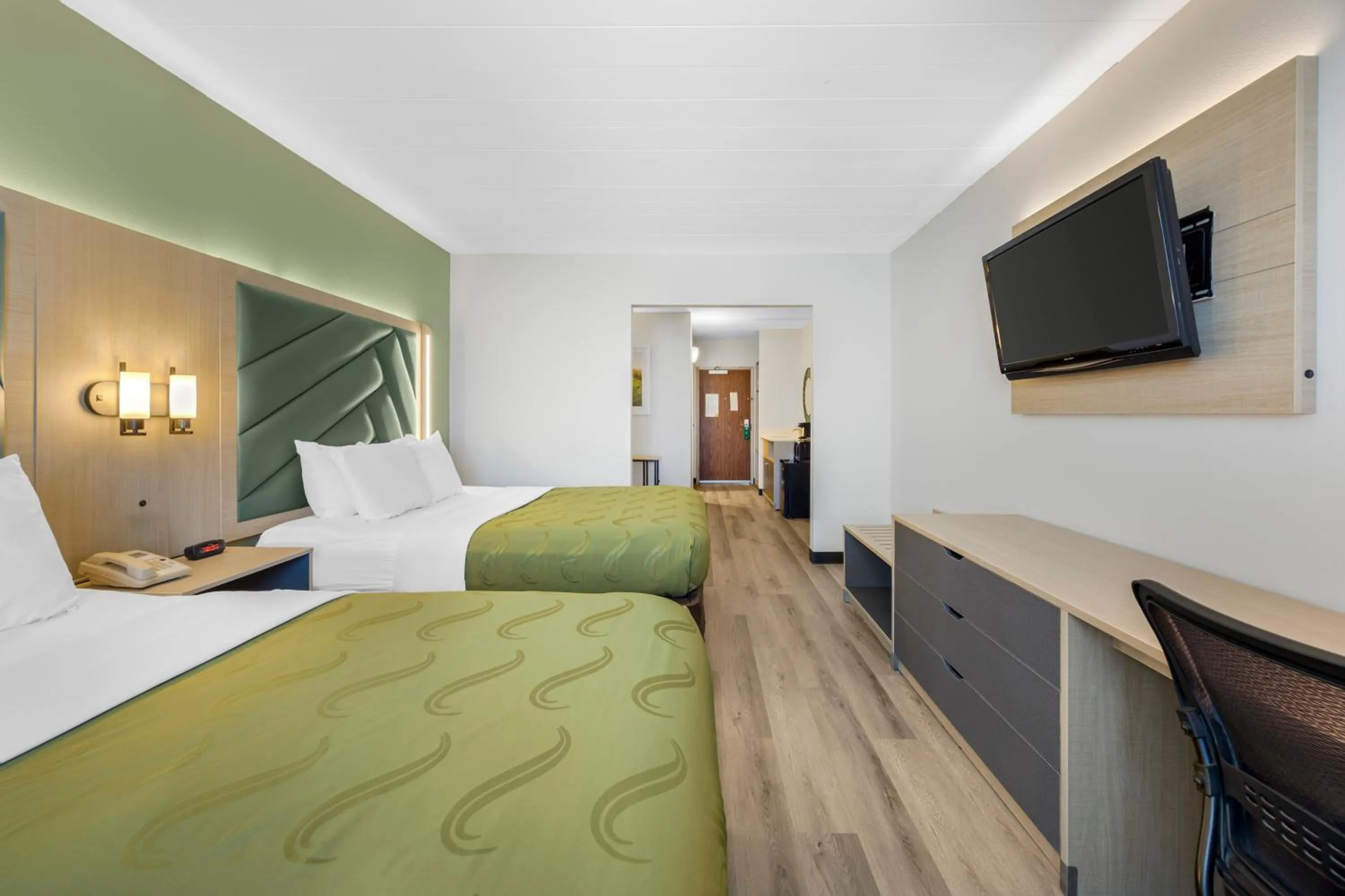 TV and multimedia, Bed in Quality Inn & Suites Monterey I-40