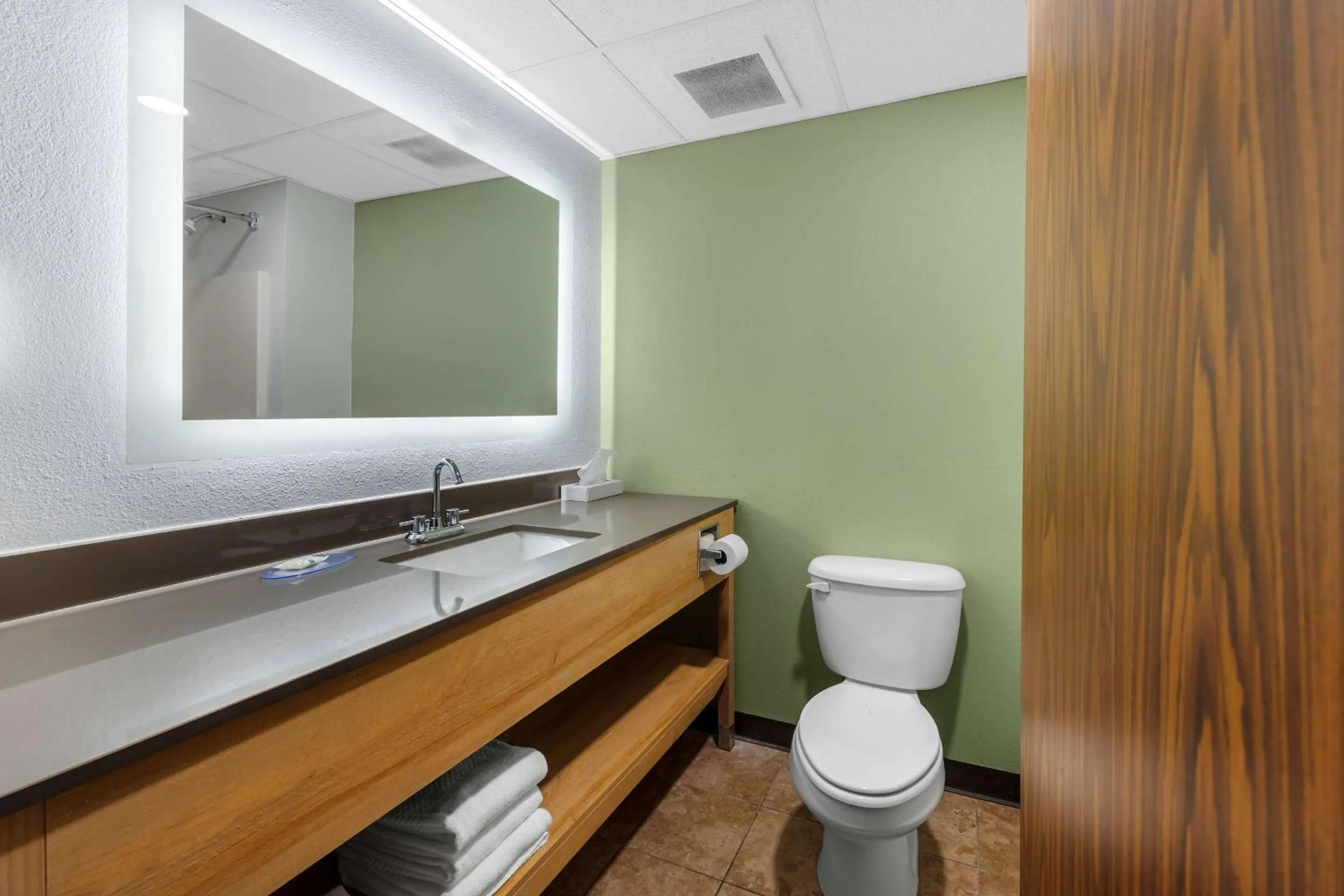 Bedroom in Quality Inn & Suites Monterey I-40