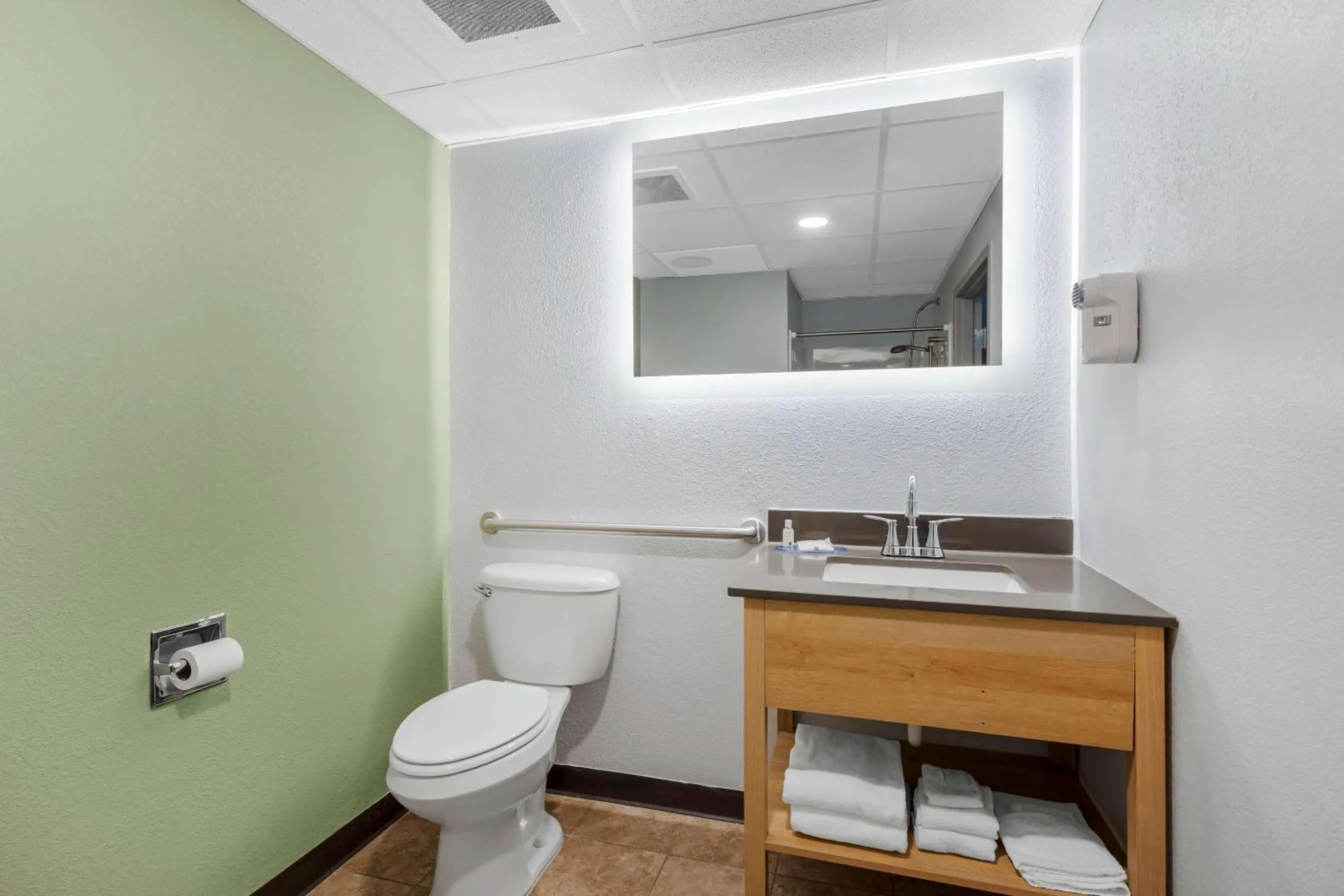 Bedroom in Quality Inn & Suites Monterey I-40