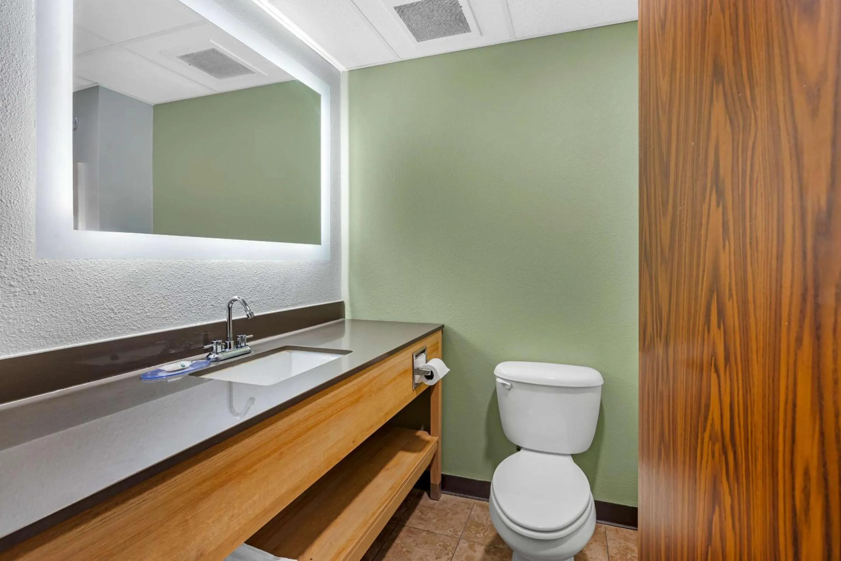 Bedroom in Quality Inn & Suites Monterey I-40