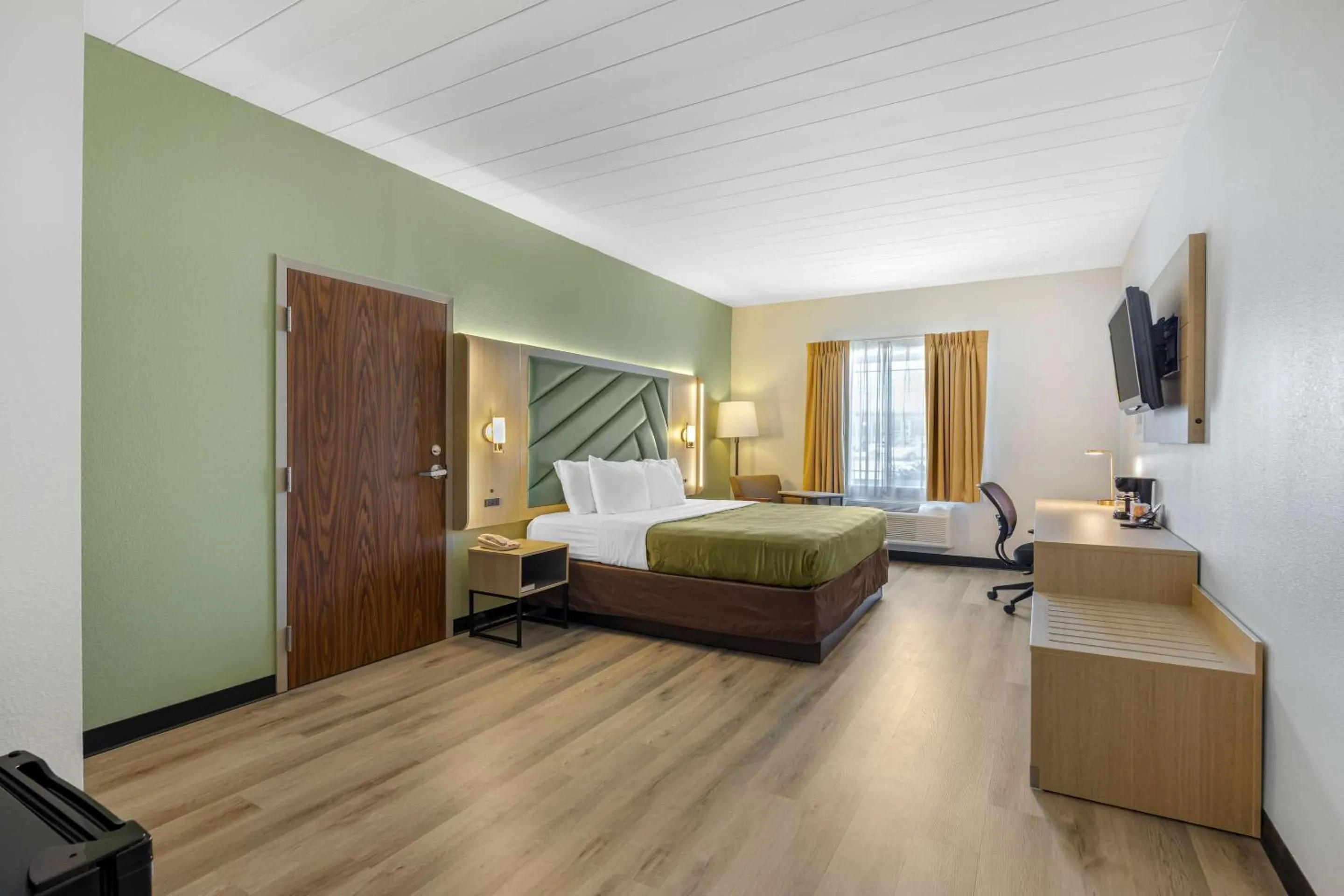 Bedroom, Bed in Quality Inn & Suites Monterey I-40