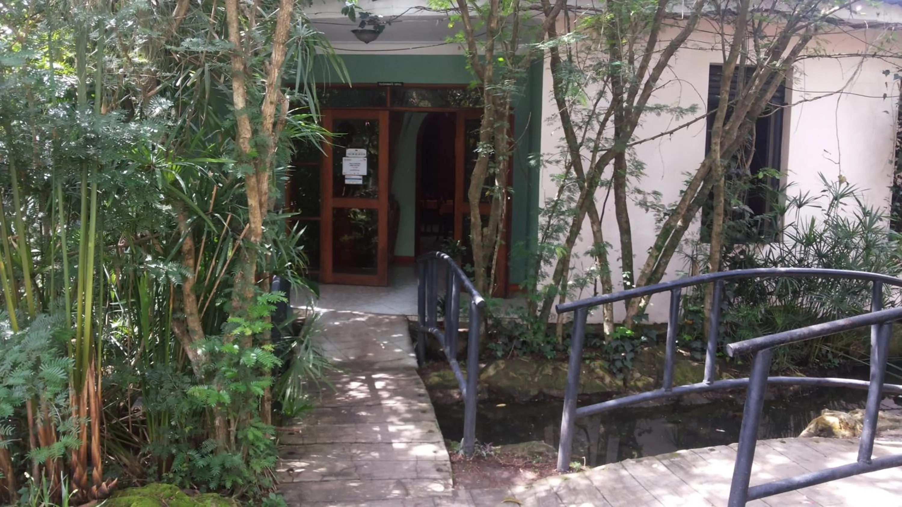 Restaurant/places to eat in White Castle Hotel Arua