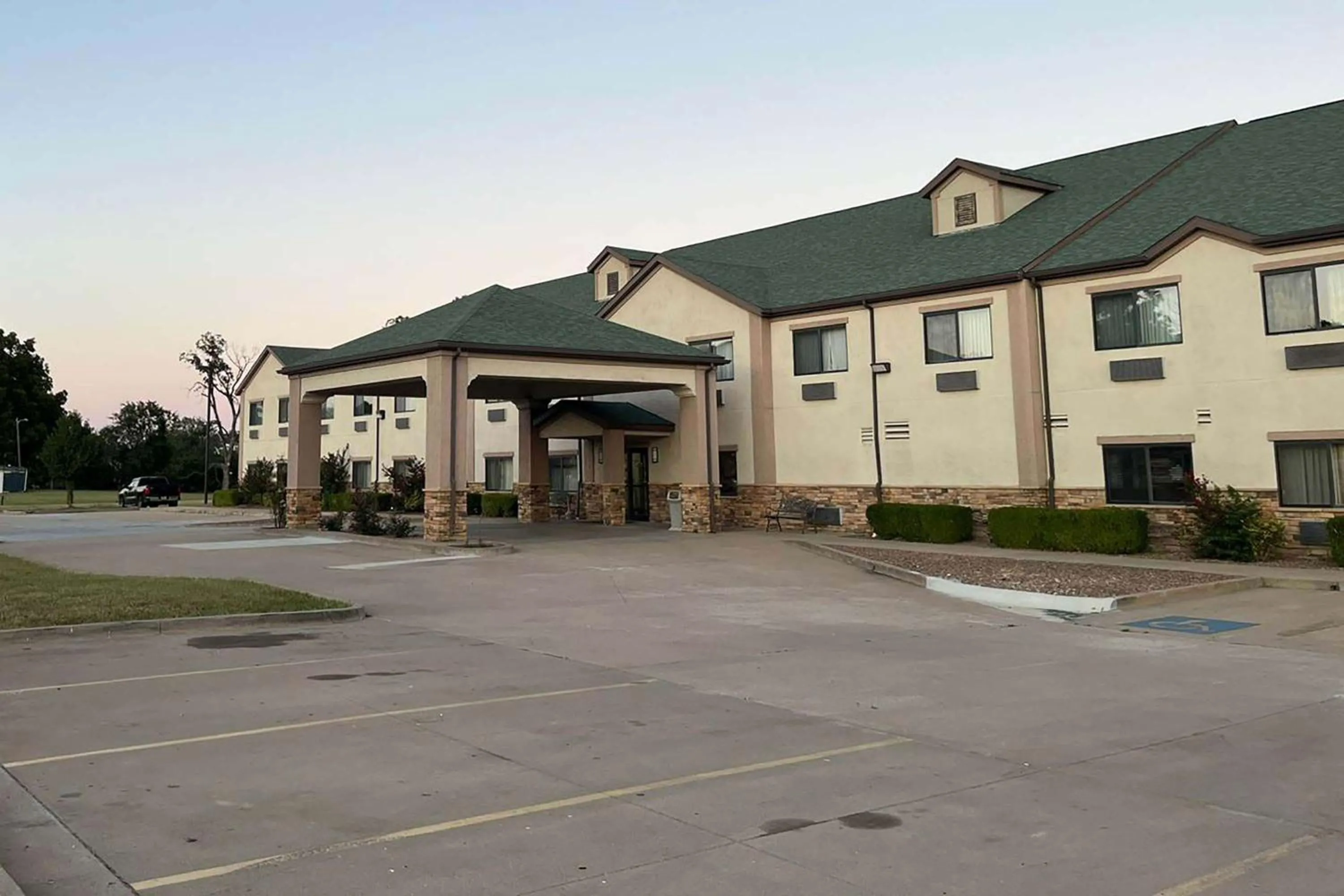Property building in SureStay Plus Hotel by Best Western Coffeyville