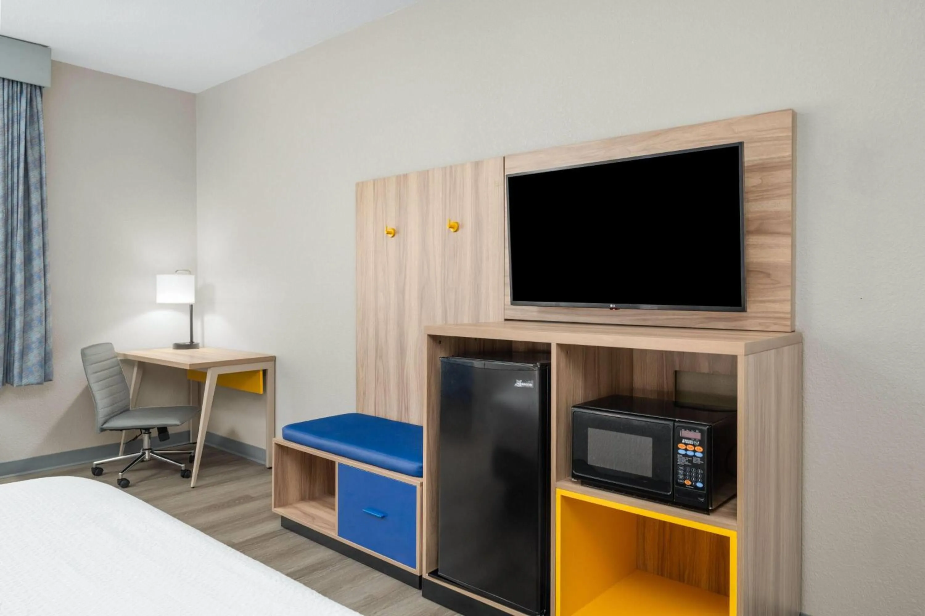 Photo of the whole room, Bed in Days Inn by Wyndham Coffeyville, Kansas