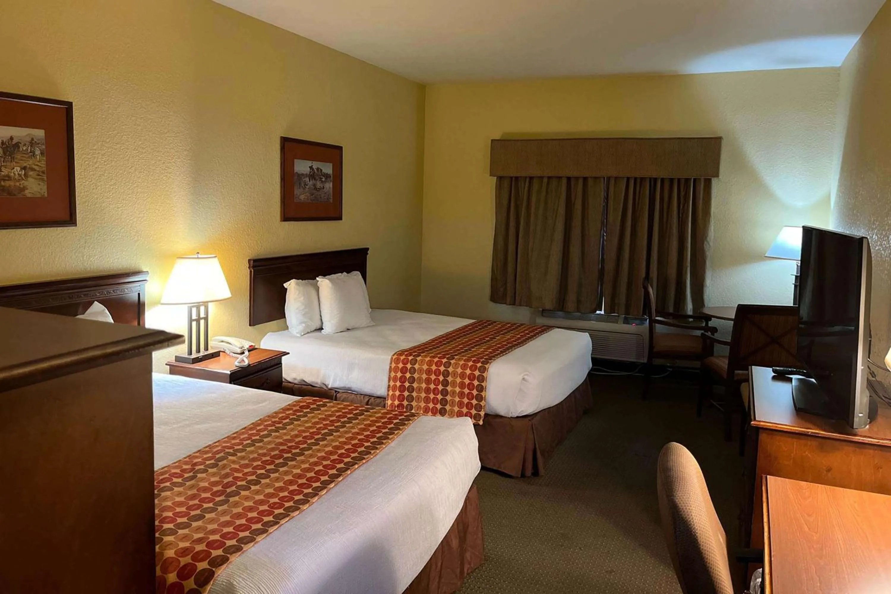 Photo of the whole room, Bed in SureStay Plus Hotel by Best Western Coffeyville