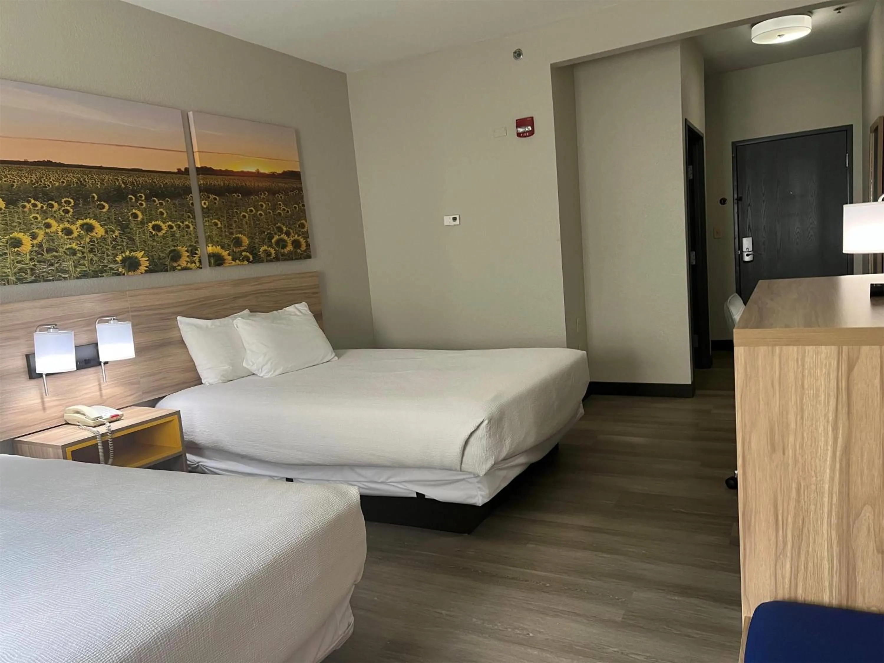 Photo of the whole room, Bed in Days Inn by Wyndham Coffeyville, Kansas