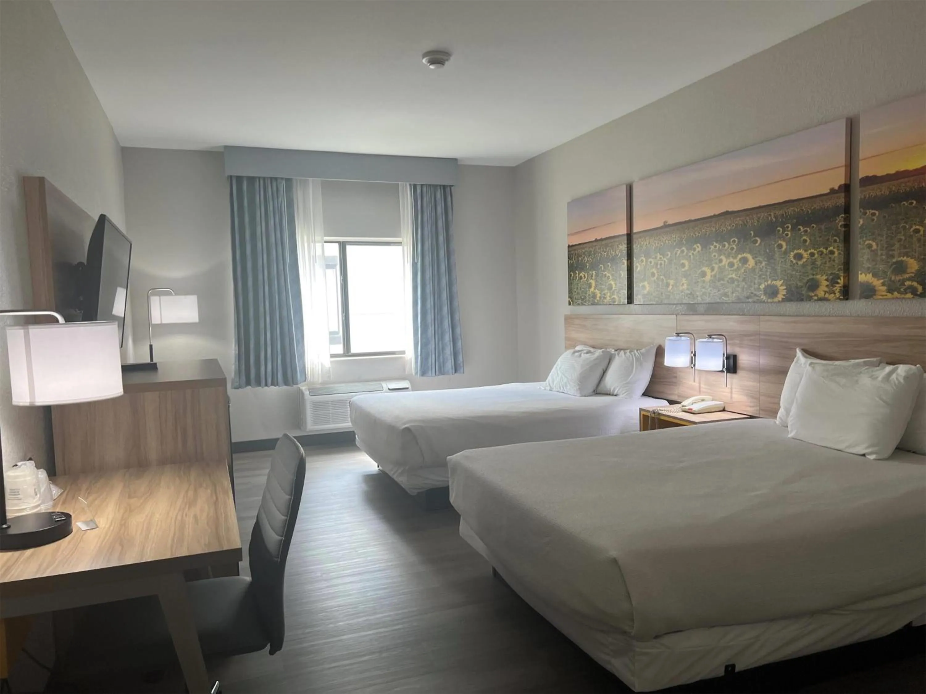 Photo of the whole room, Bed in Days Inn by Wyndham Coffeyville, Kansas