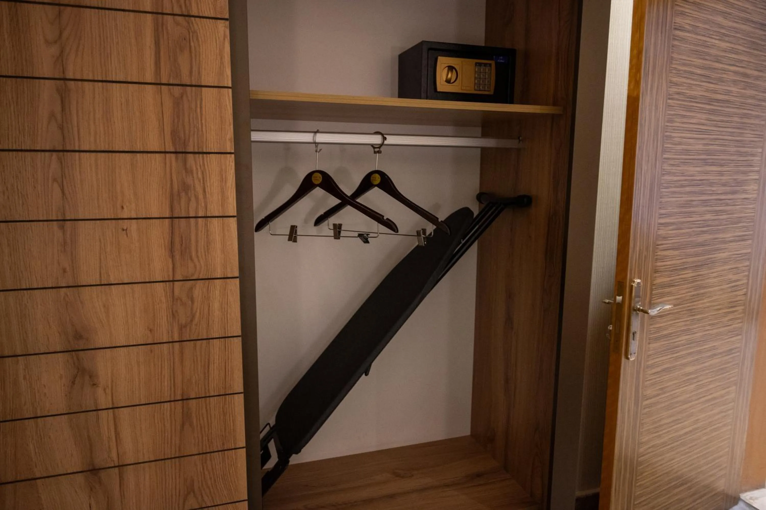 flat iron in لافنت بارك للشقق المخدومة - إقتصادي