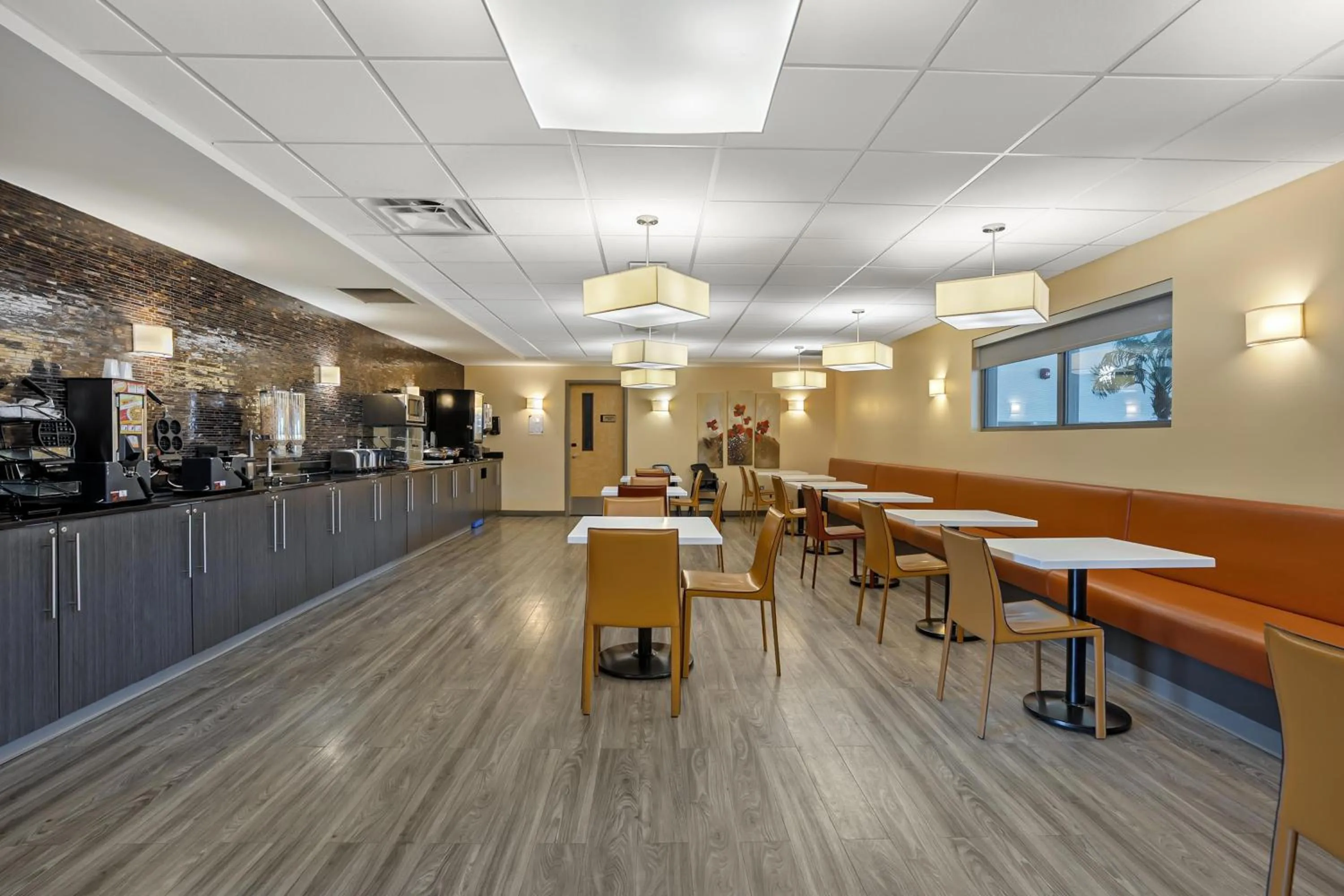 Breakfast in Best Western Plus Airport Inn & Suites