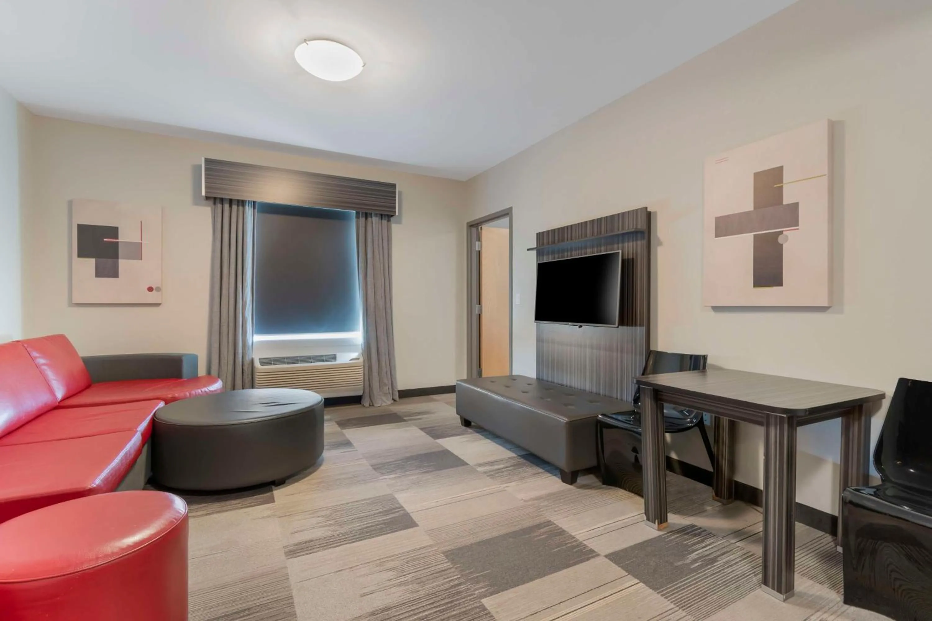 Bedroom in Best Western Plus Airport Inn & Suites