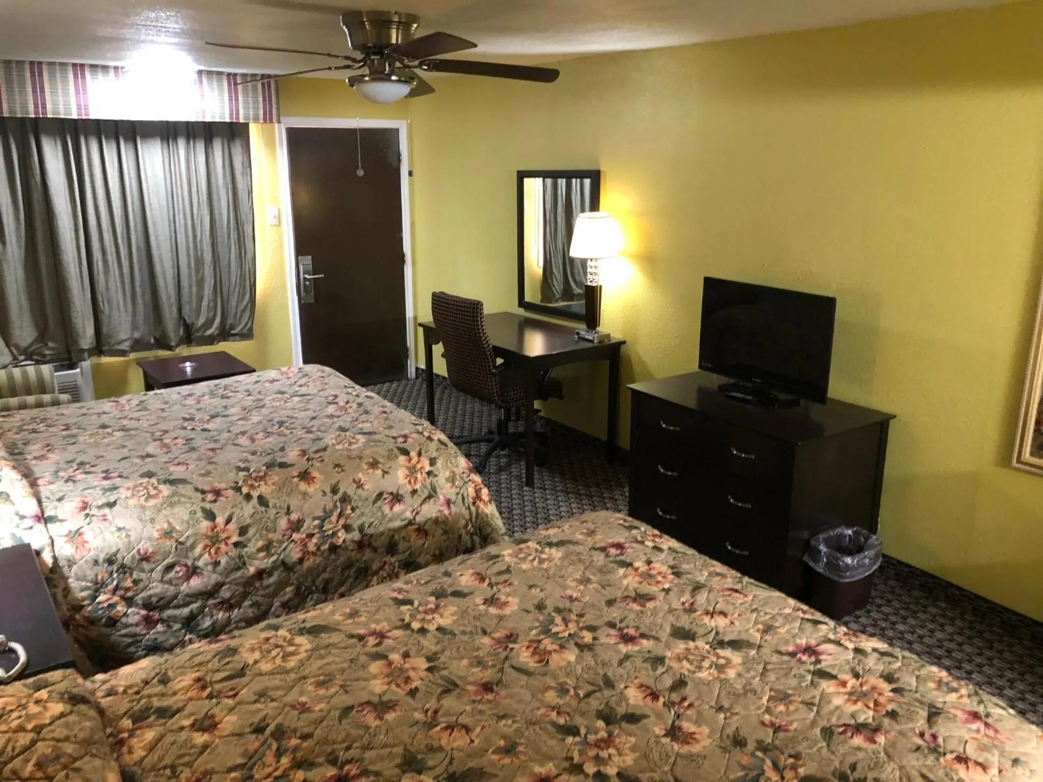 Bed in Kings Inn Mexia