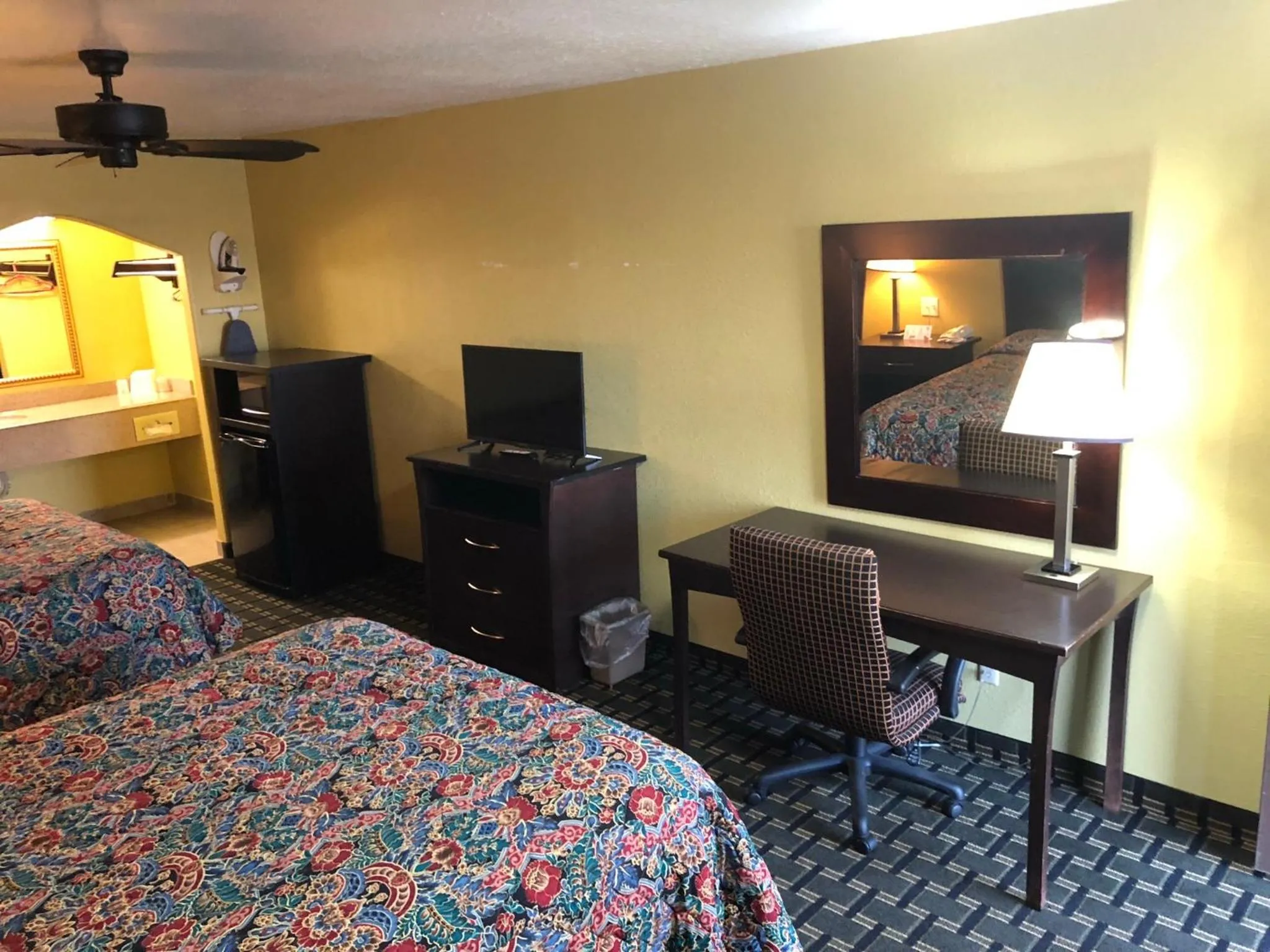 Bed in Kings Inn Mexia