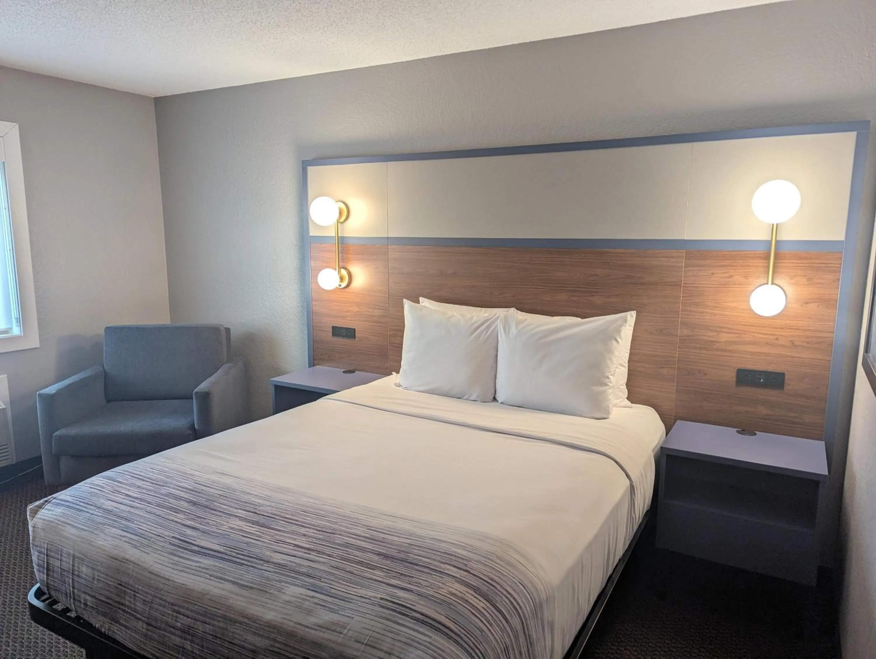 Photo of the whole room, Bed in AmericInn by Wyndham St. Peter
