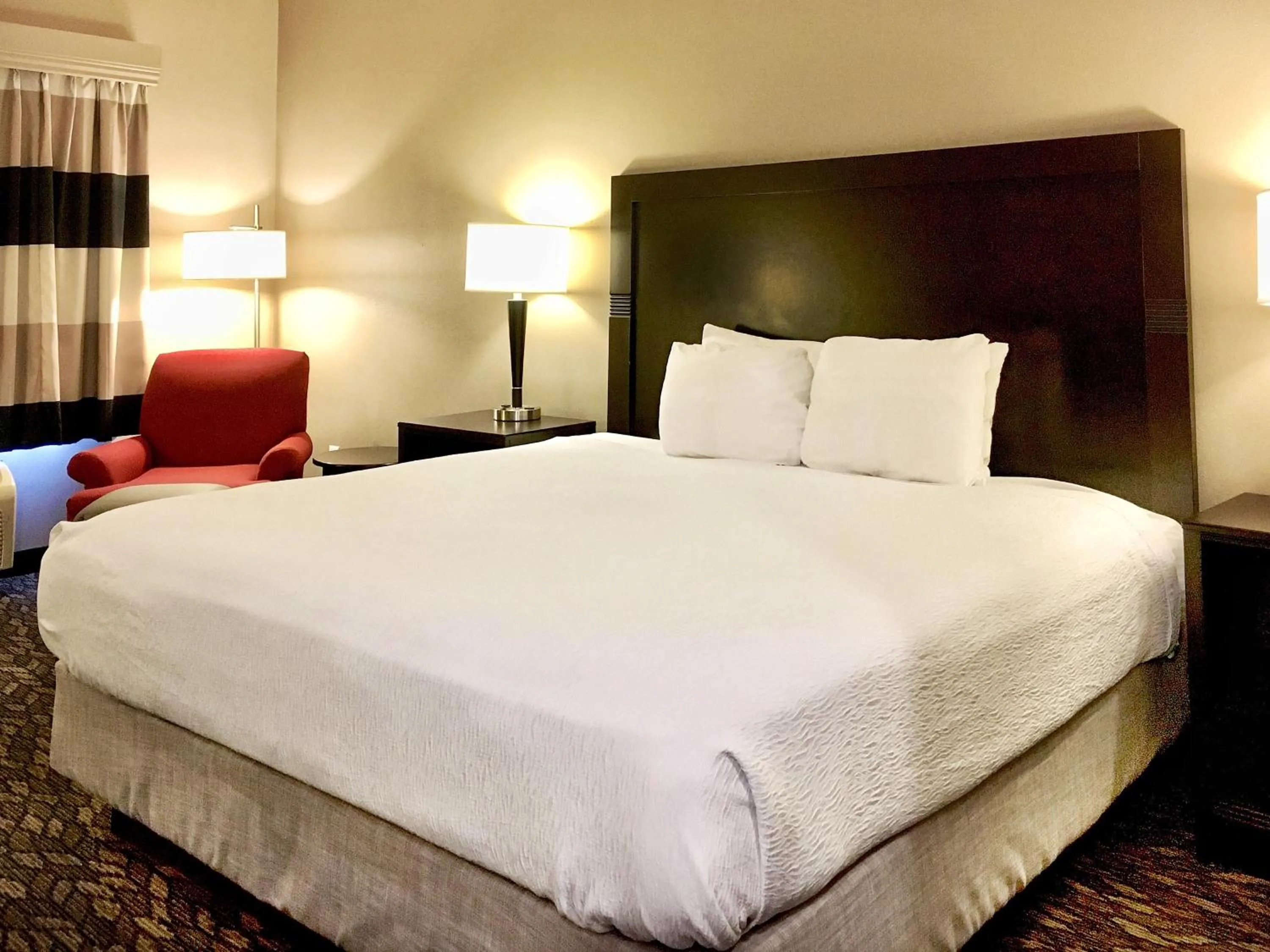 Bed in Best Western Wheatland Inn