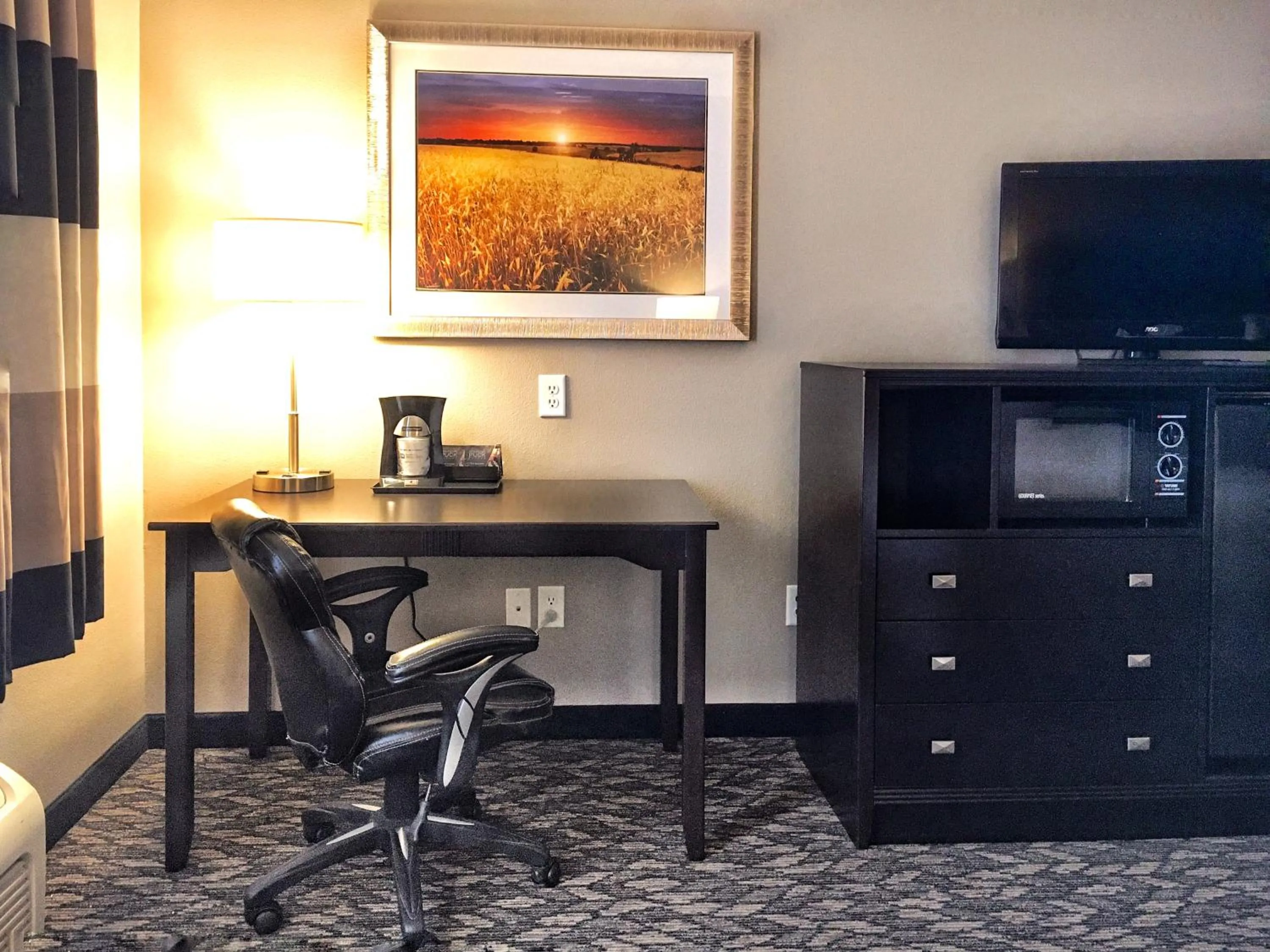 TV and multimedia in Best Western Wheatland Inn