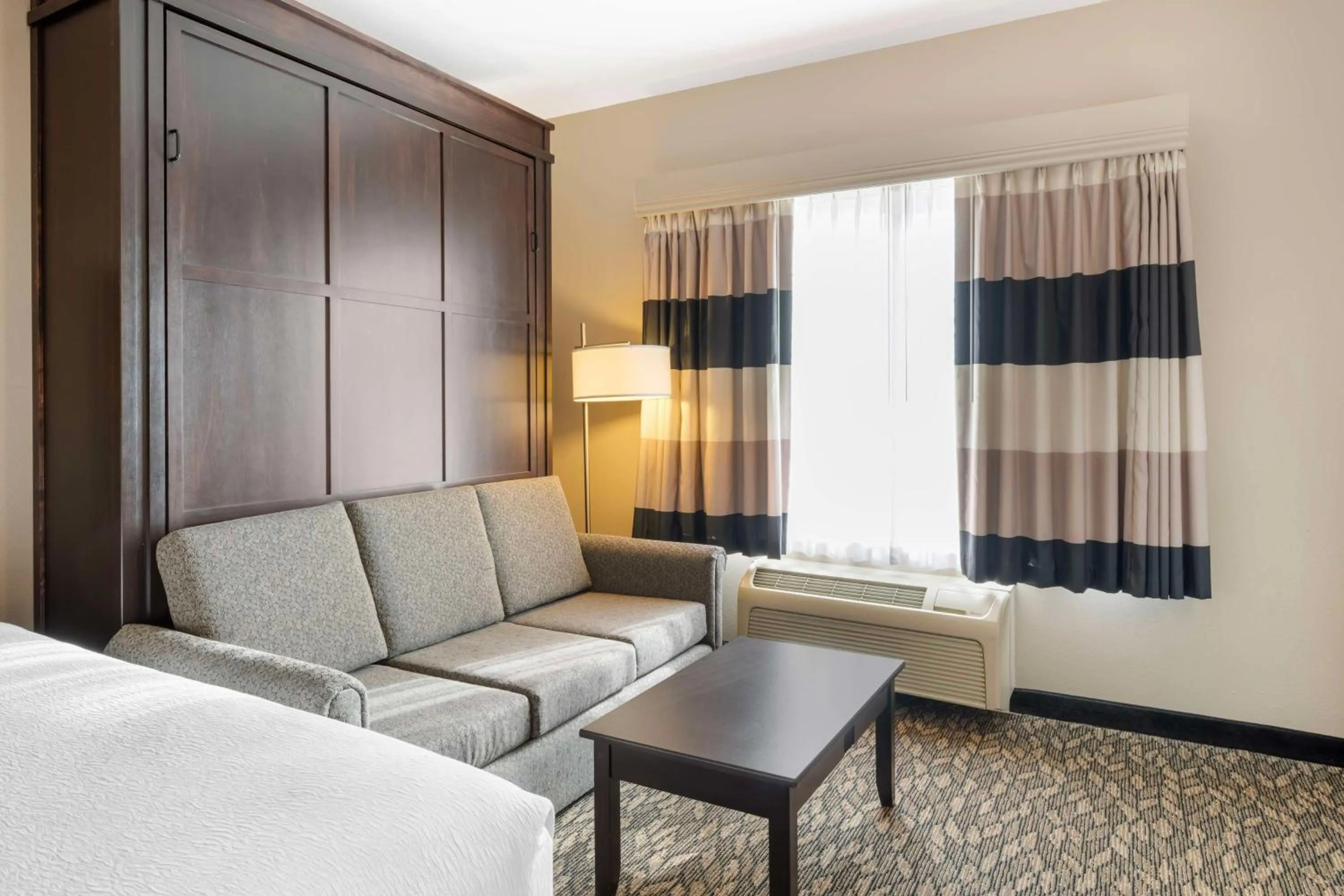 Bed in Best Western Wheatland Inn