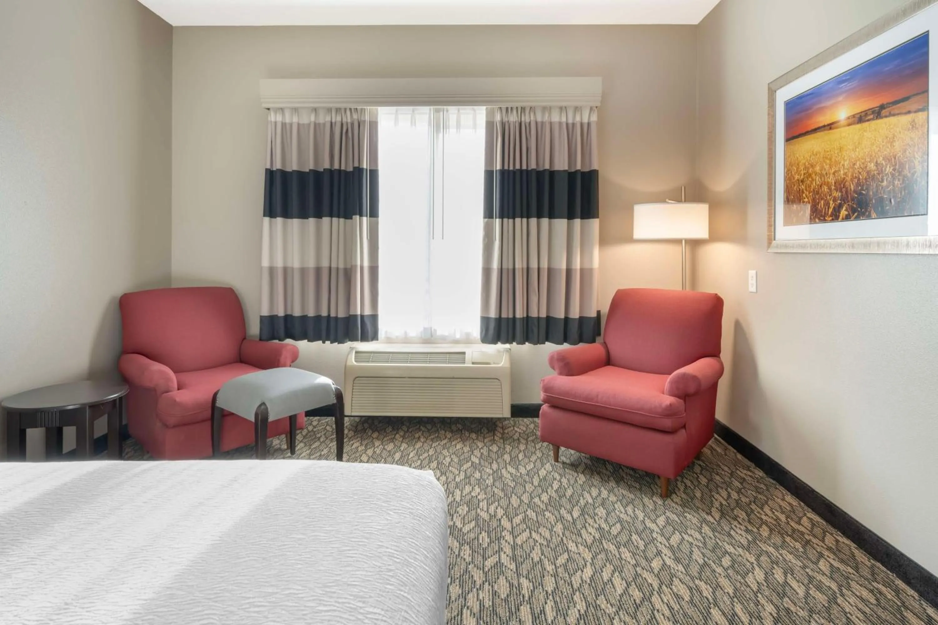 Seating area, Bed in Best Western Wheatland Inn