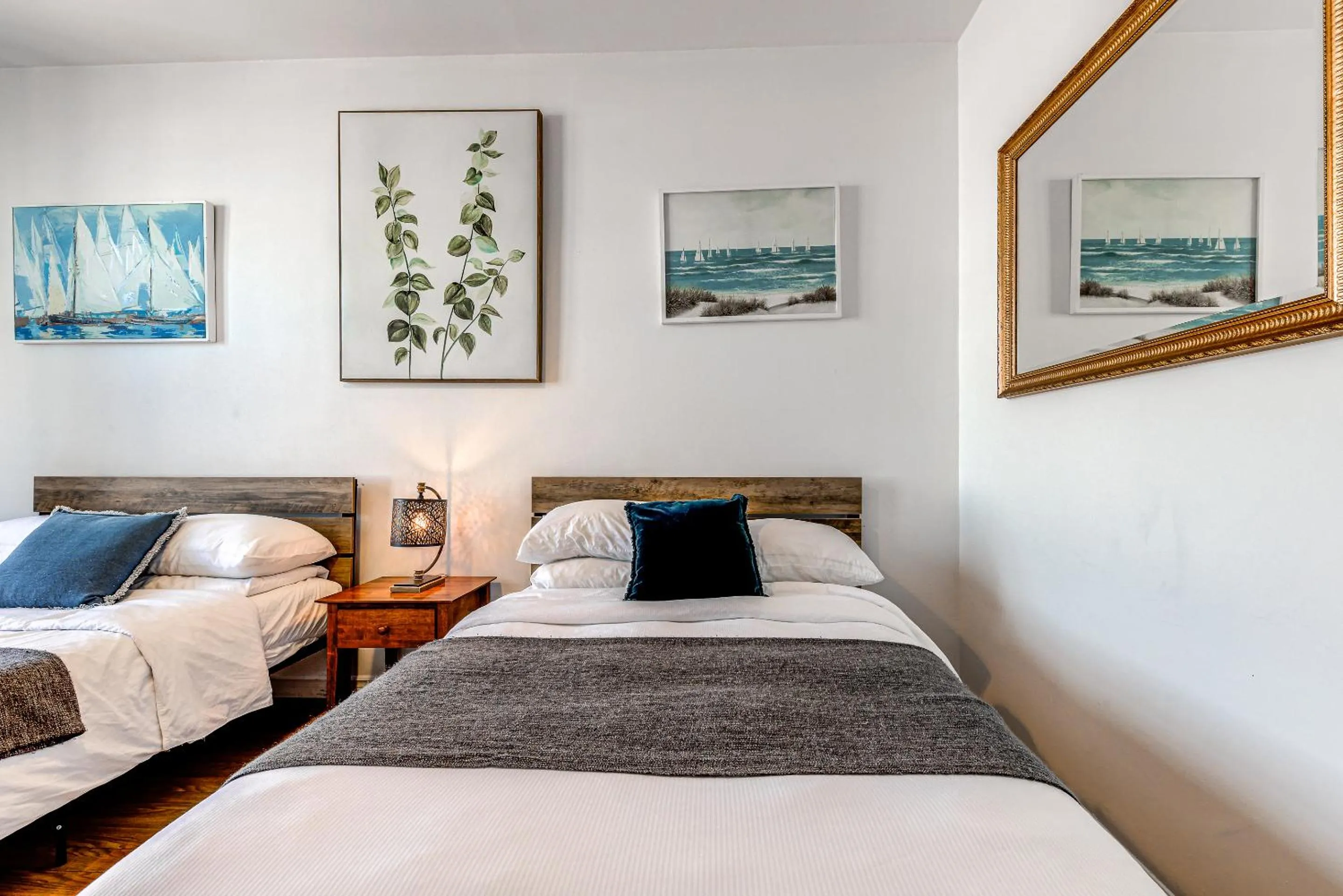 Double Room with Lake View in North House - Hôtel Automatisé Manoir des Remparts