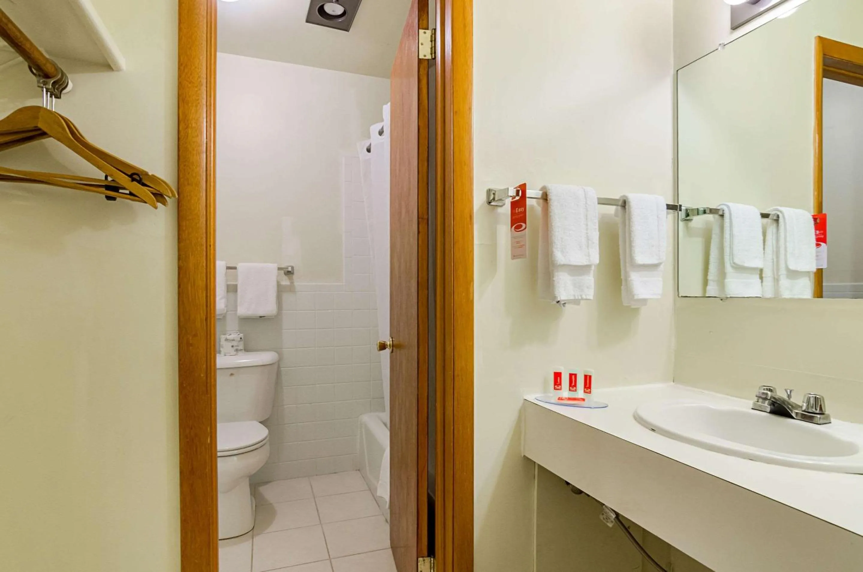 Bathroom in Econo Lodge Wakeeney