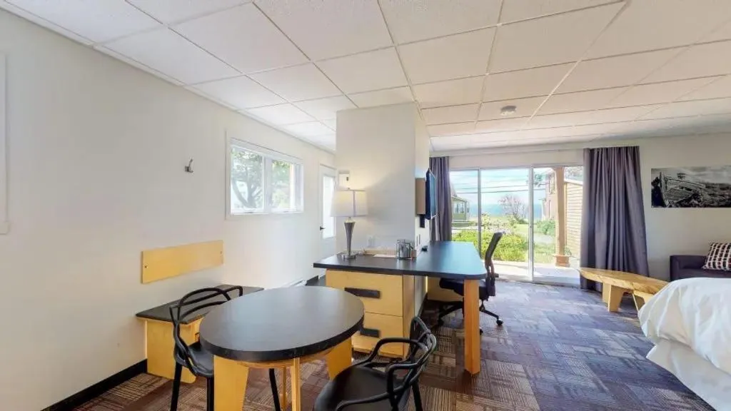 Dining area, Bed in Manoir Belle Plage