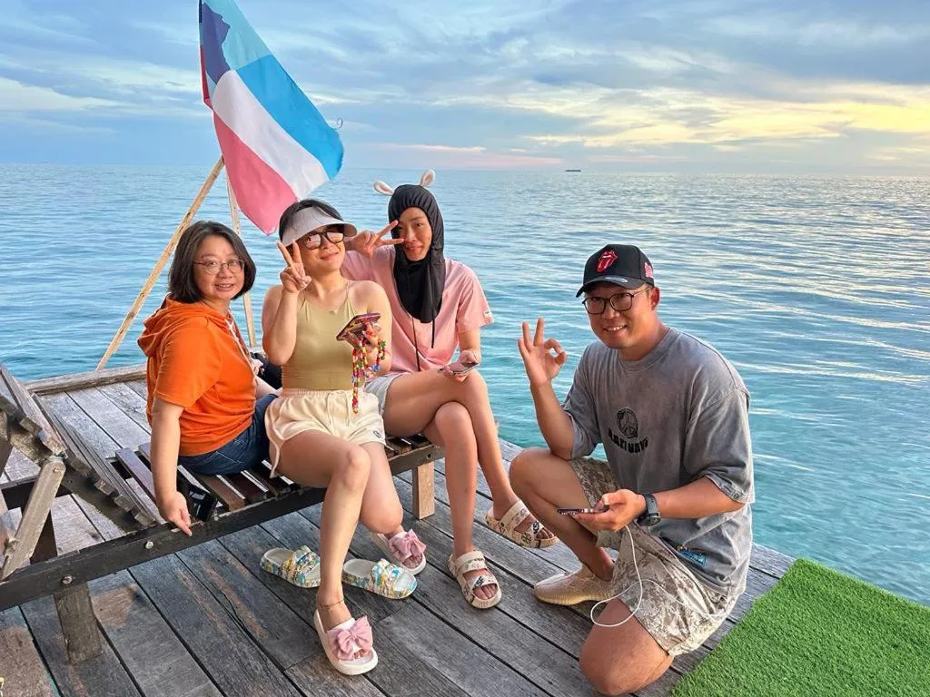 People in Mabul Backpackers