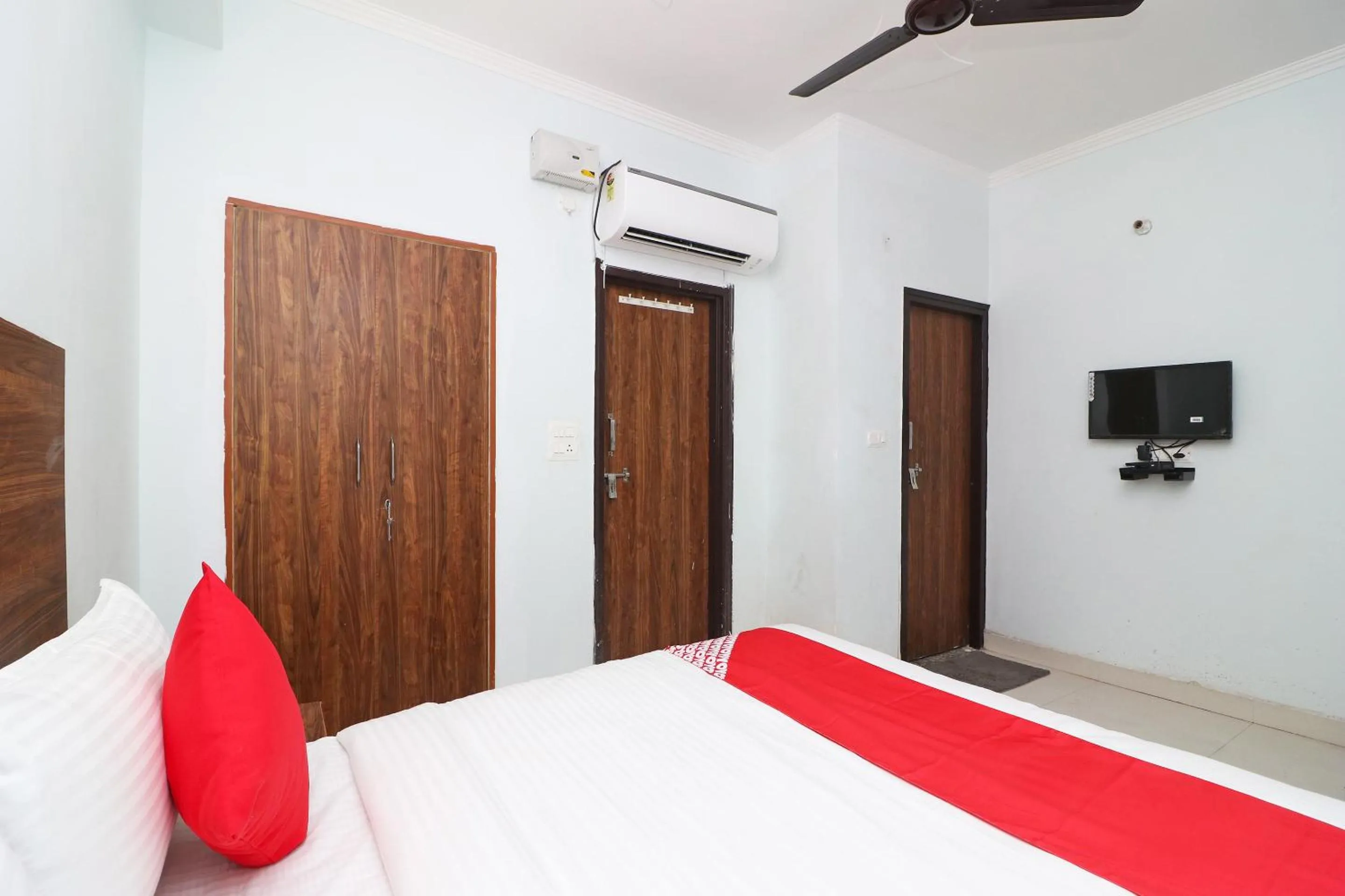 Facade/entrance, Bed in Super Hotel O Sathguru Residency Near New Ashok Nagar Metro Station