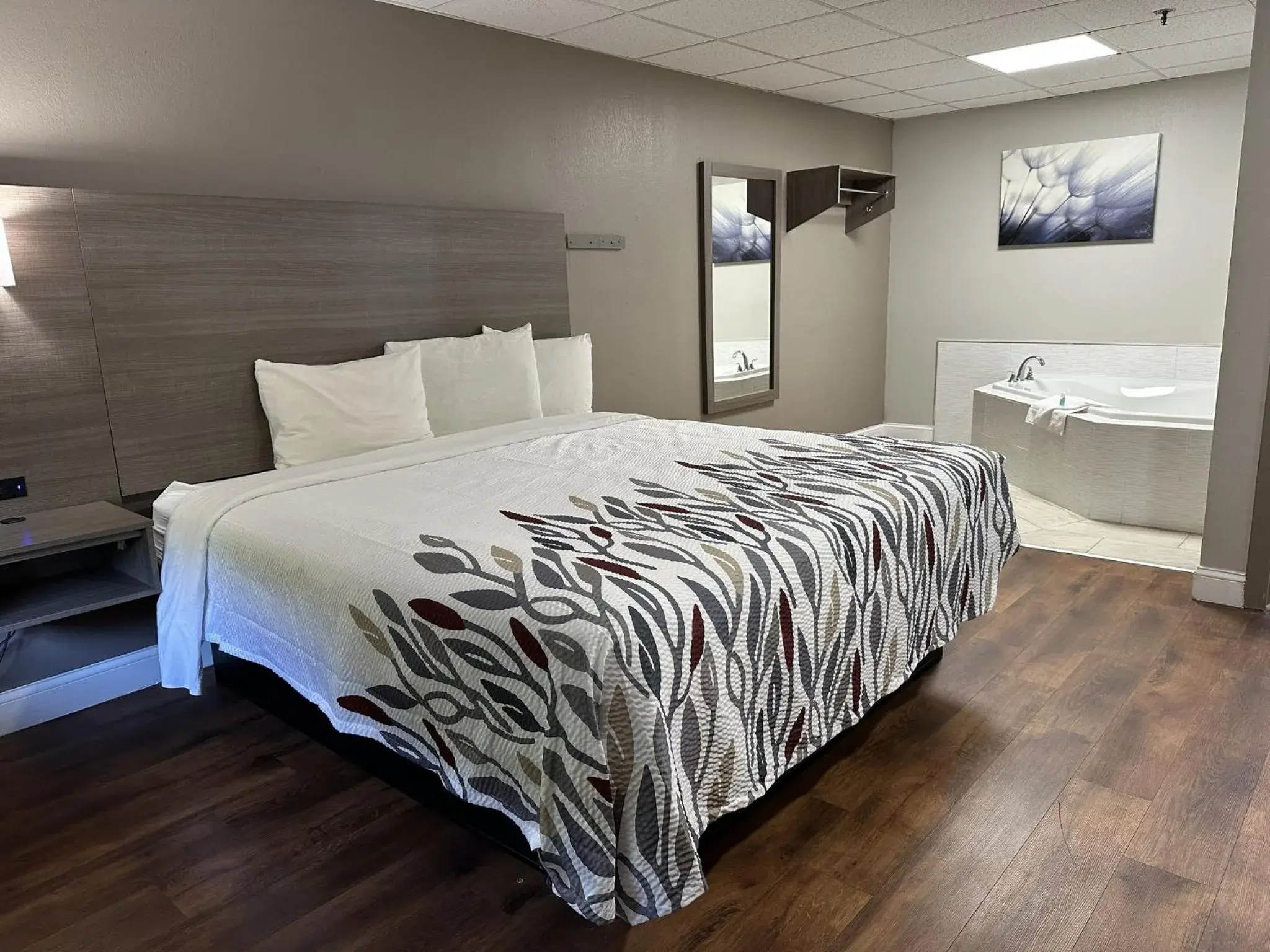 Superior King Room with Spa Bath Non-Smoking in Red Roof Inn & Suites Swansea Superior King Room with Spa Bath Non-Smoking in Red Roof Inn & Suites Swansea