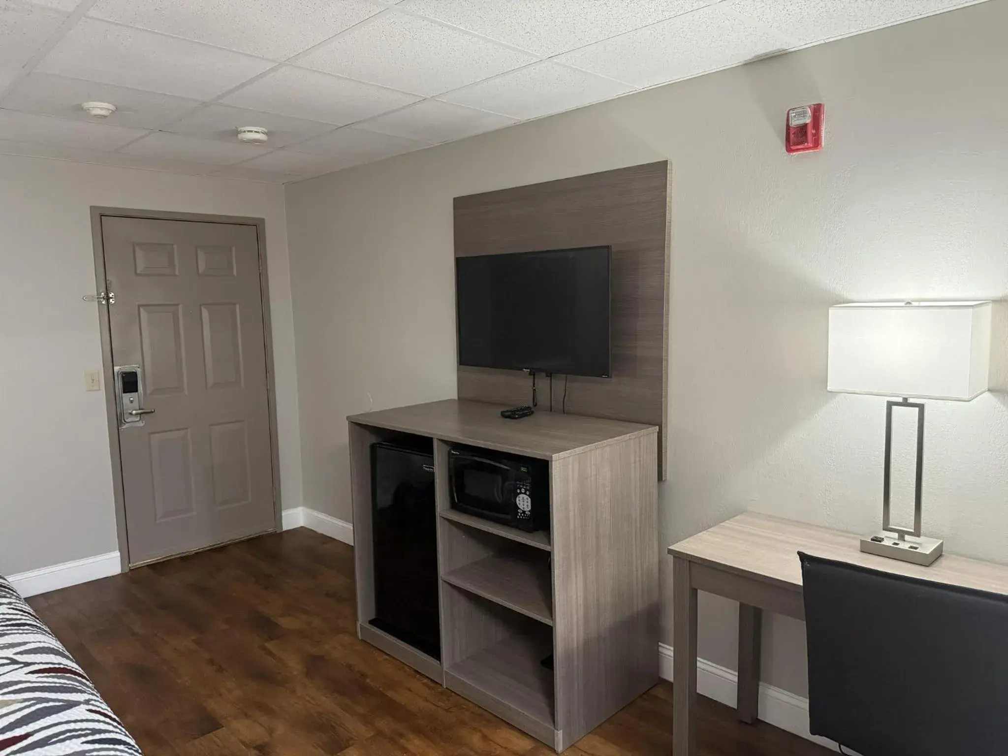 Deluxe Room with Two Queen Beds Non-Smoking in Red Roof Inn & Suites Swansea Deluxe Room with Two Queen Beds Non-Smoking in Red Roof Inn & Suites Swansea