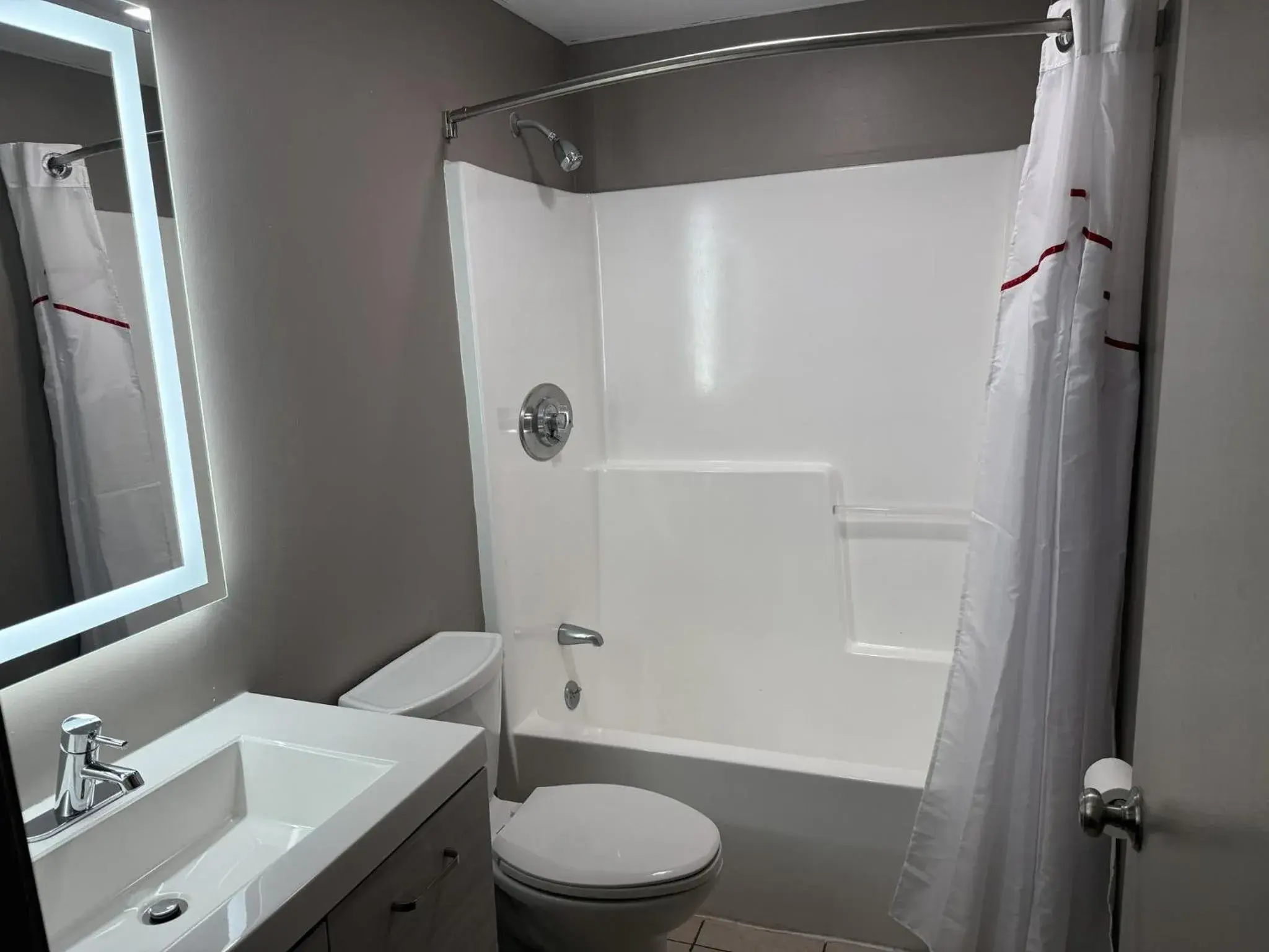 Deluxe King Room Non-Smoking in Red Roof Inn & Suites Swansea Deluxe King Room Non-Smoking in Red Roof Inn & Suites Swansea