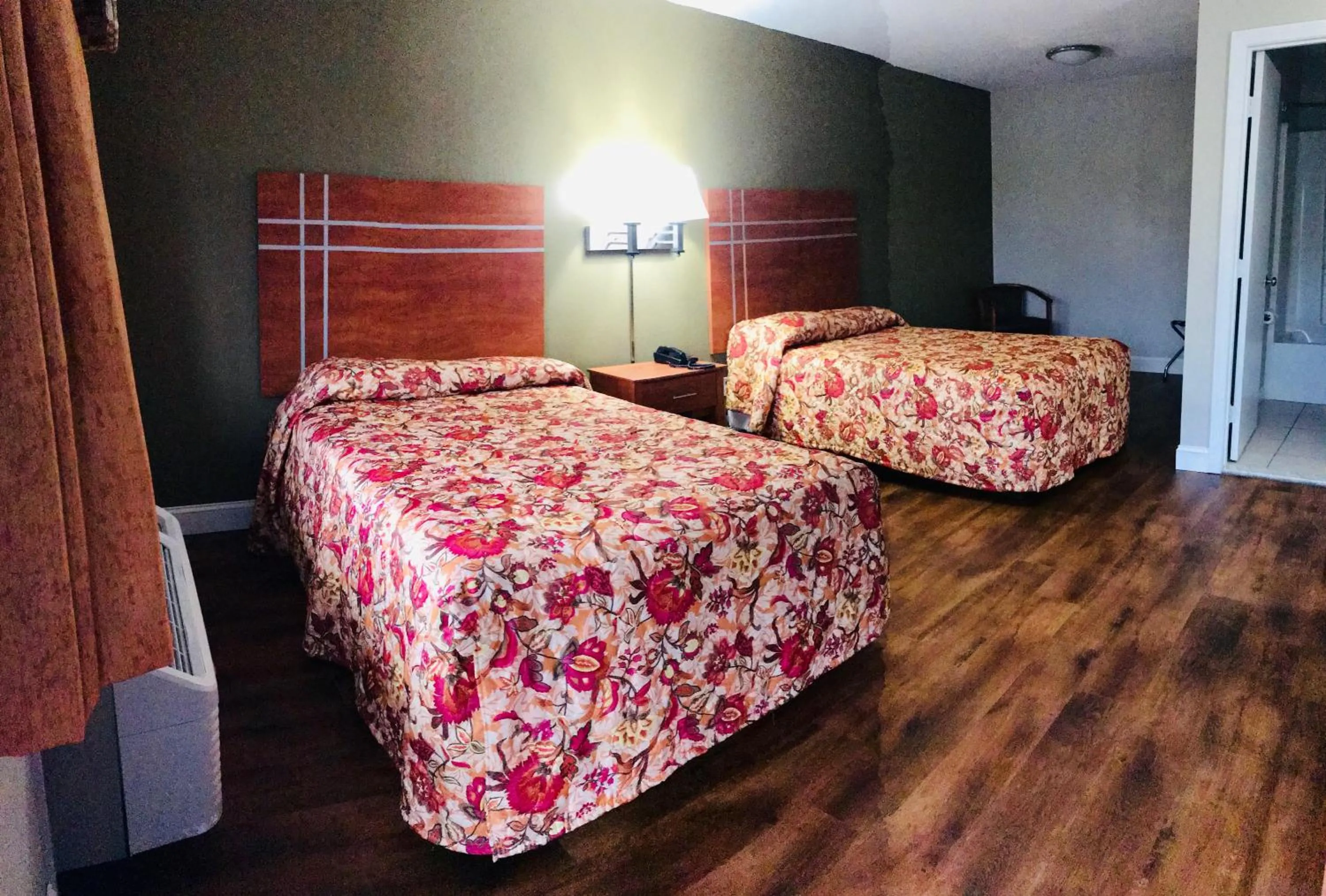 Bed in Rodeway Inn Swansea - Somerset