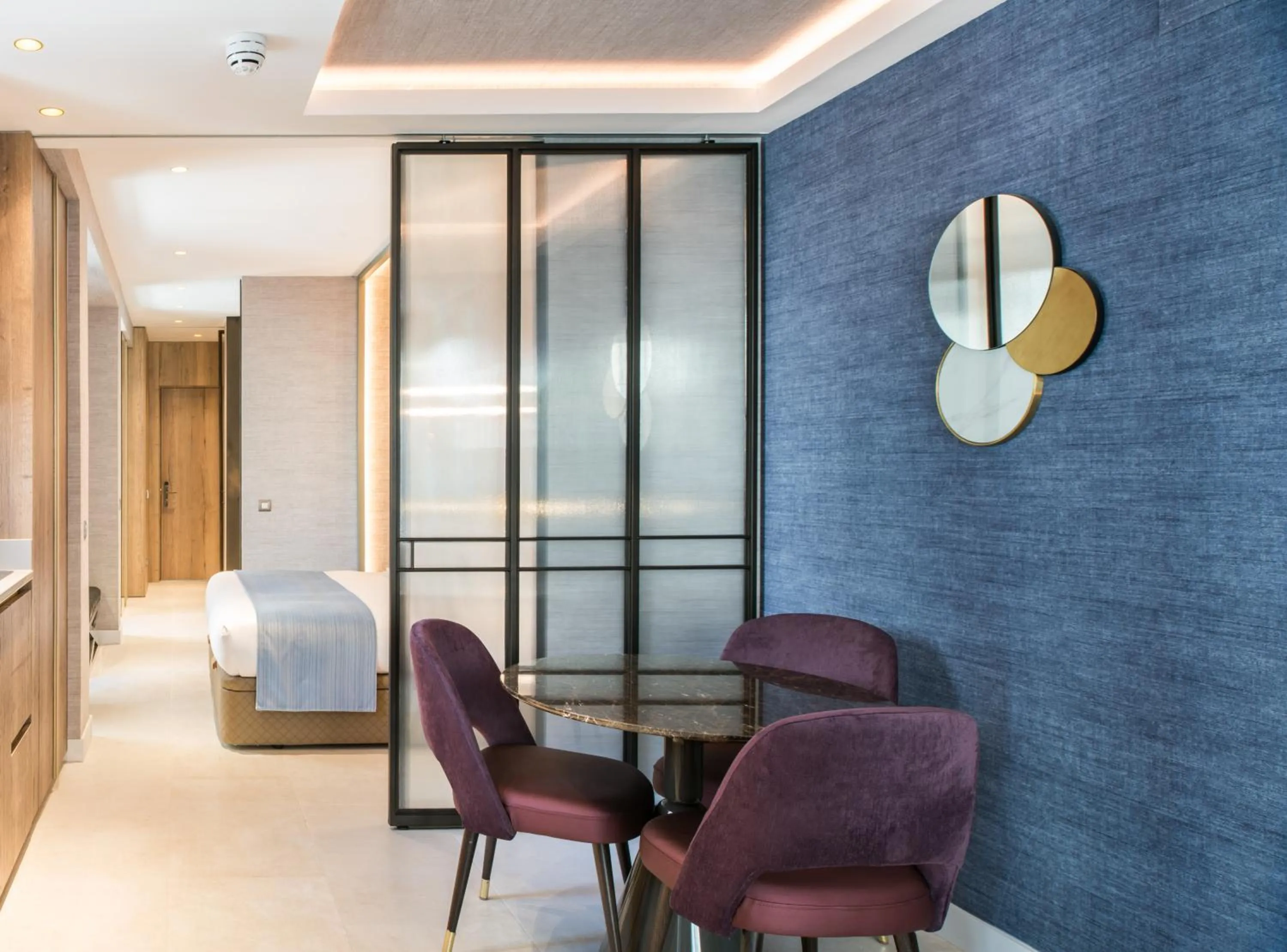 Living room, Bed in The Garden Suites