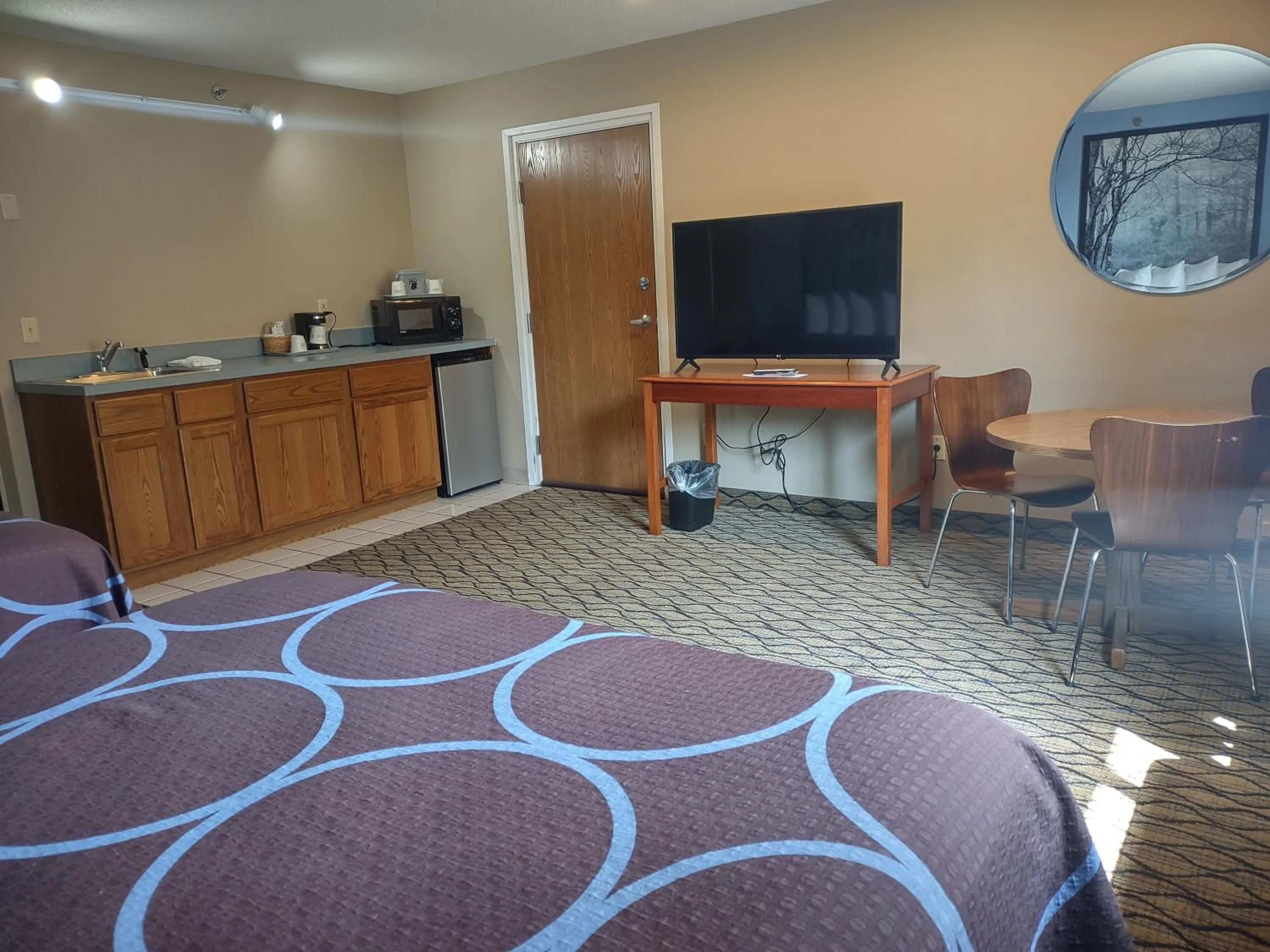 Kitchen or kitchenette, Bed in Super 8 by Wyndham Adrian