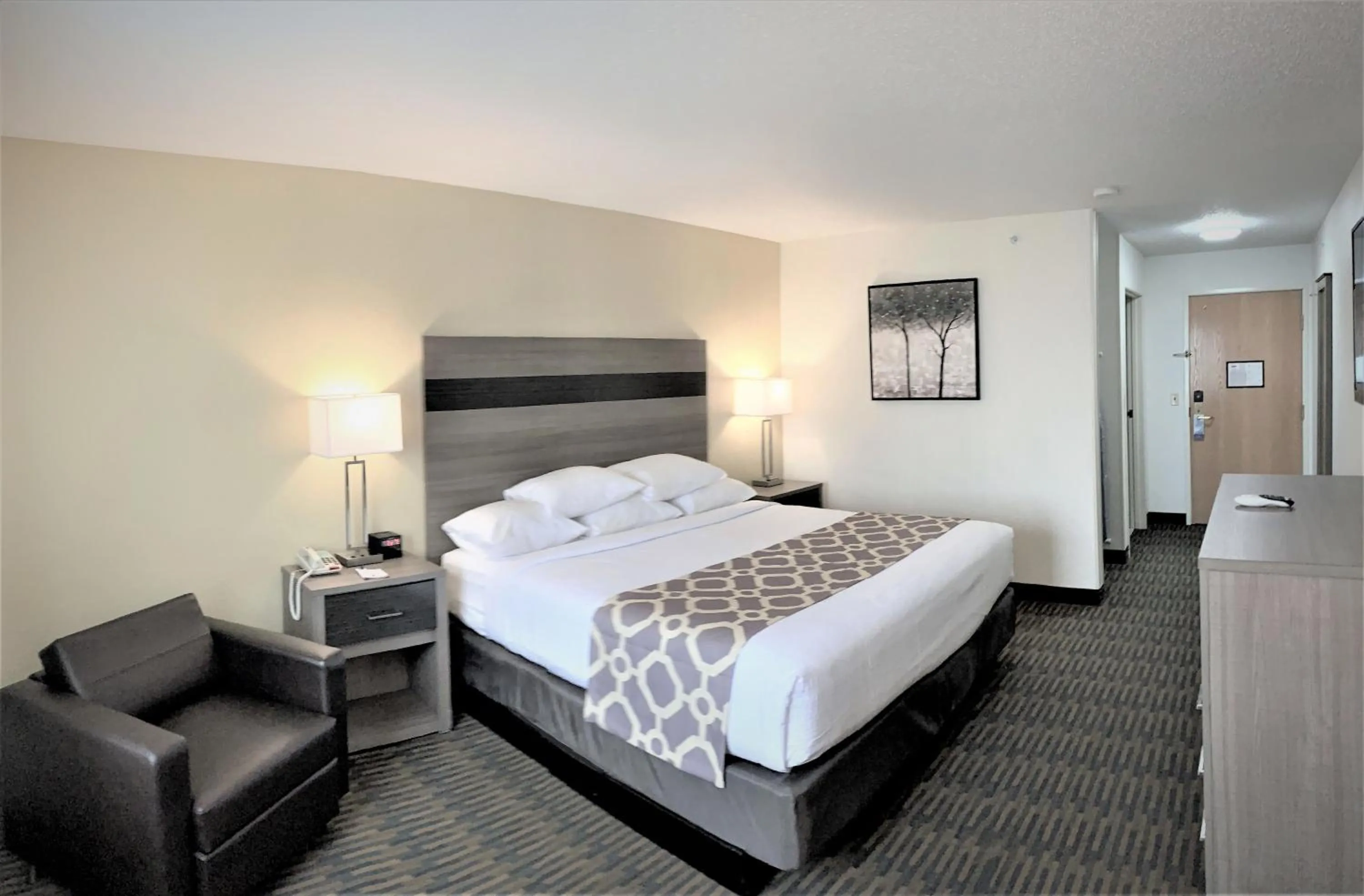 Photo of the whole room, Bed in Baymont by Wyndham Paw Paw