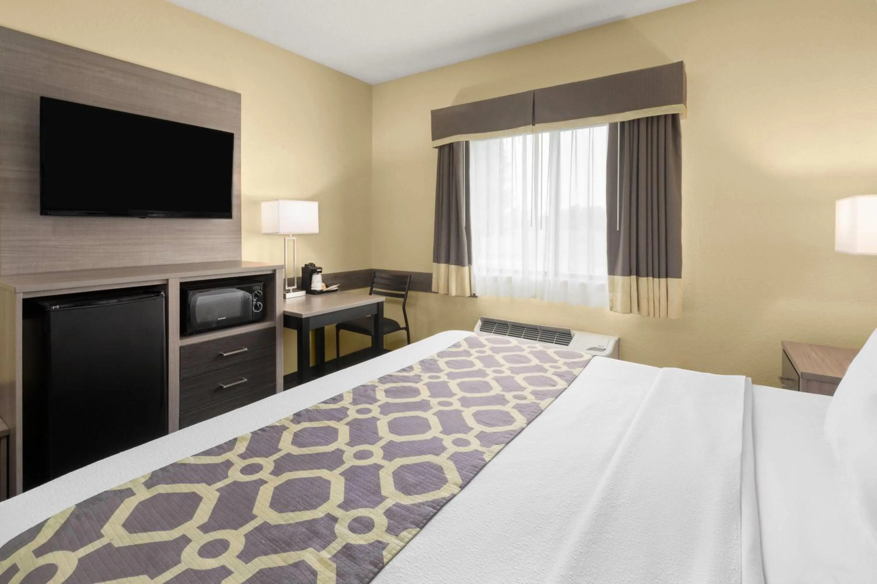 Bath, Bed in Baymont by Wyndham Paw Paw