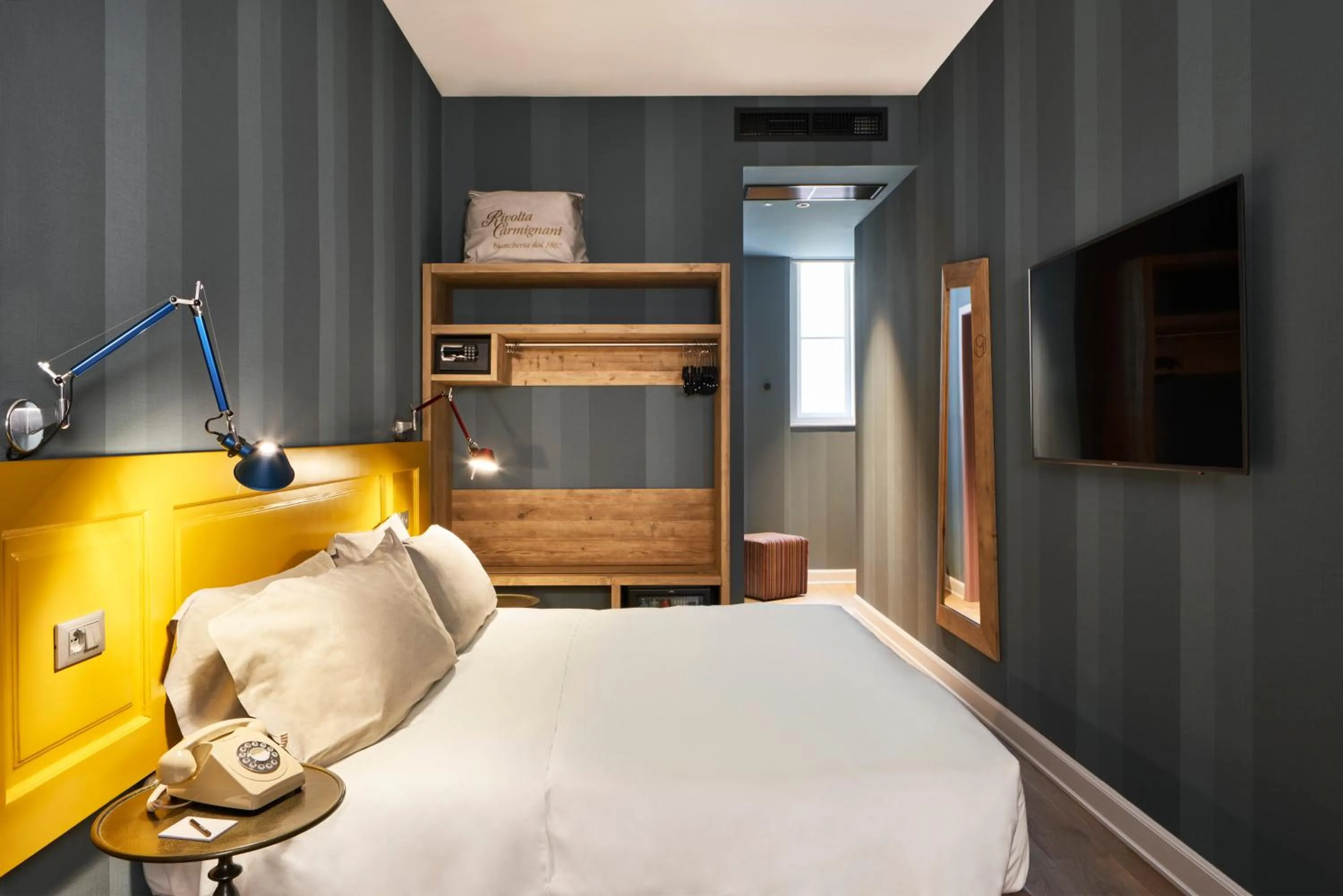 Photo of the whole room, Bed in The Modernist Hotel