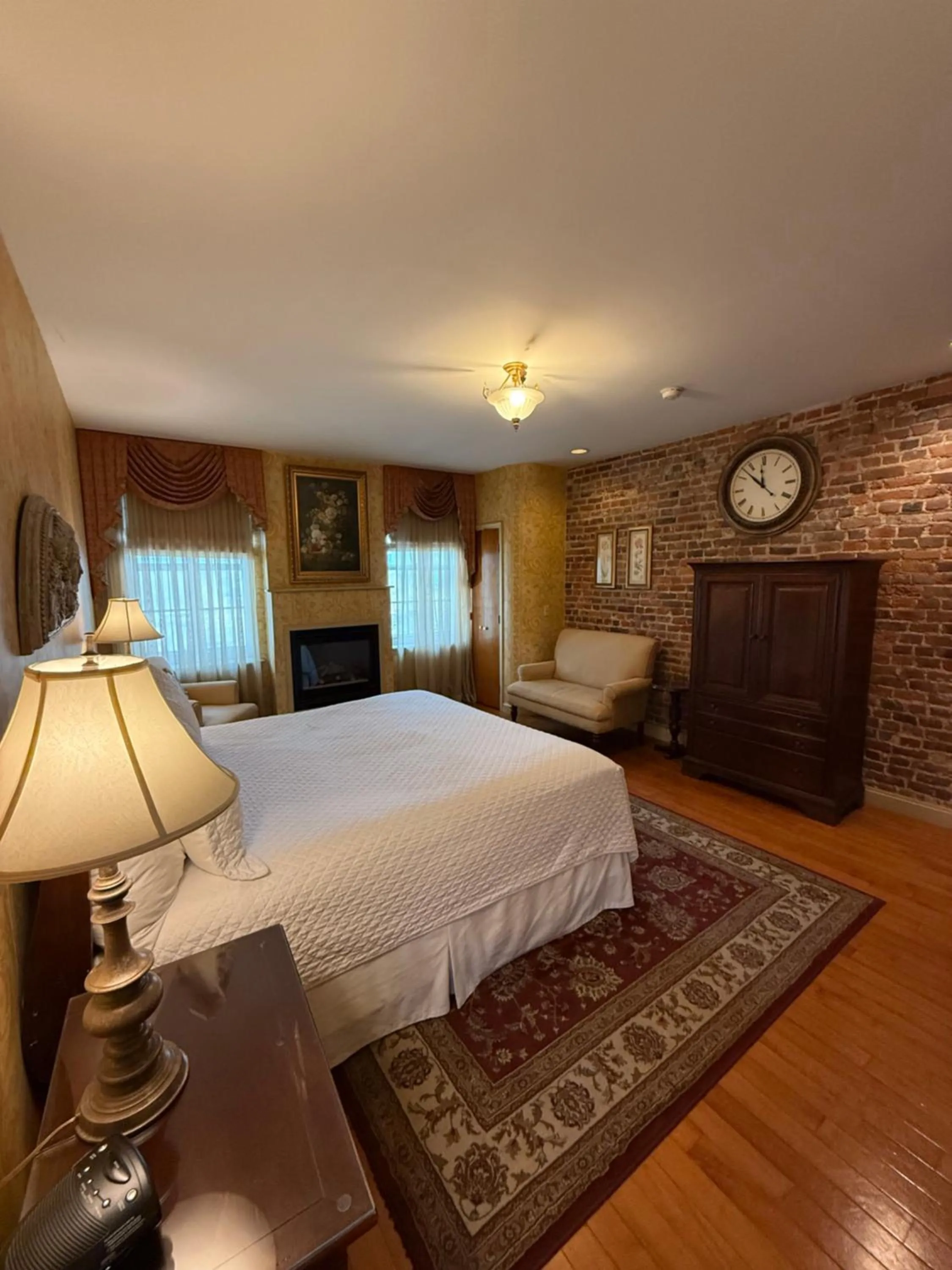 Bedroom, Bed in Penn's View Hotel Philadelphia