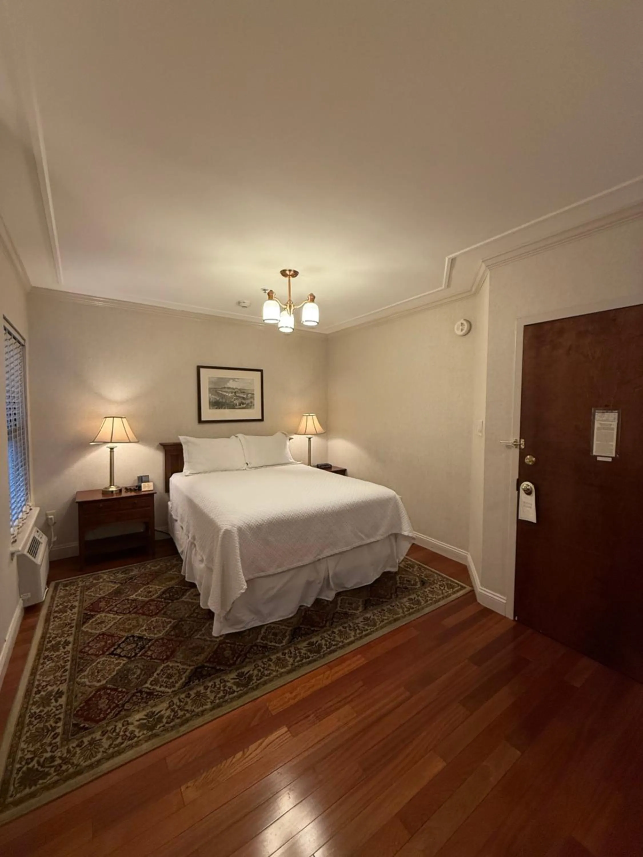 Photo of the whole room, Bed in Penn's View Hotel Philadelphia