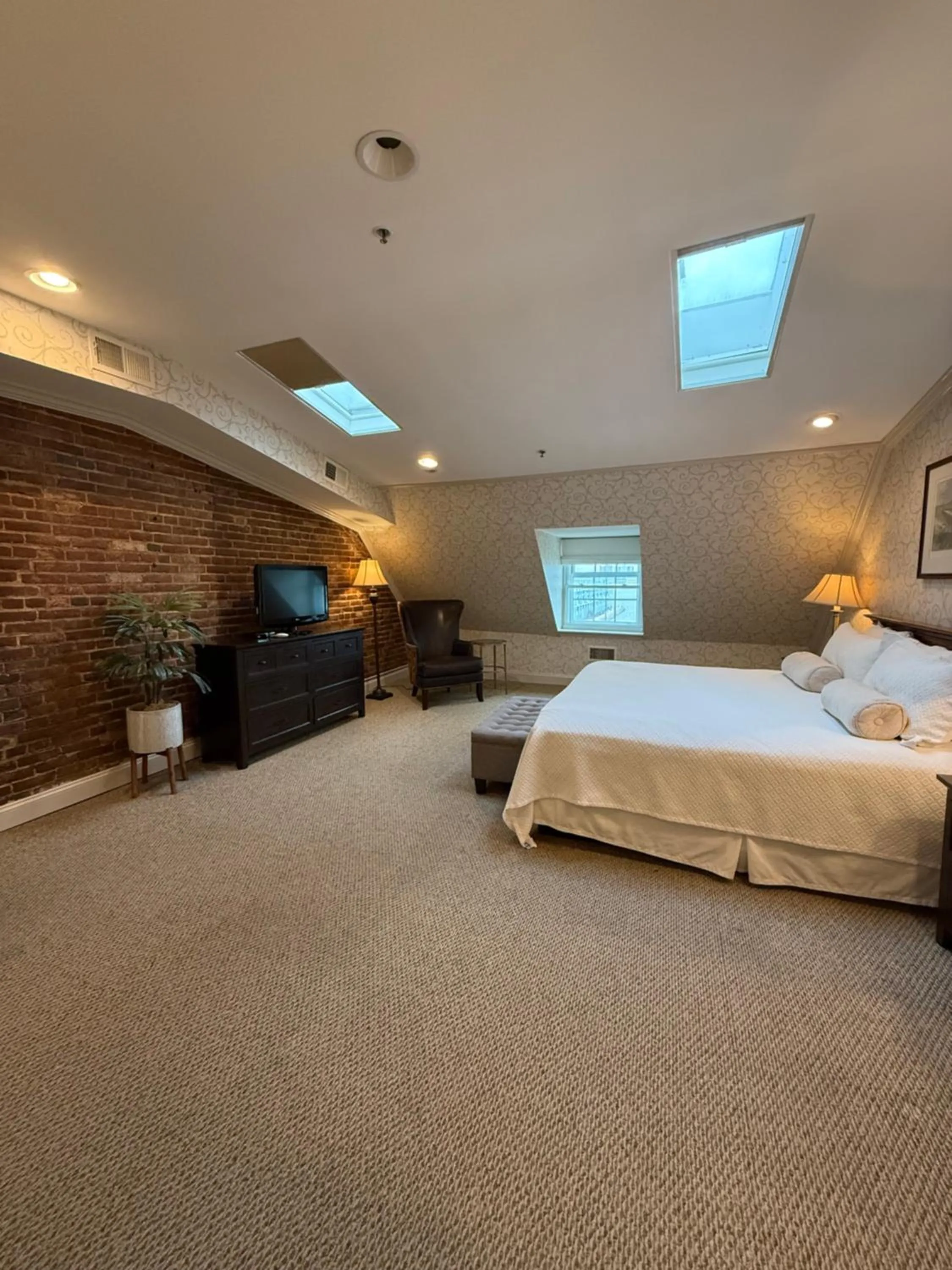 Photo of the whole room, Bed in Penn's View Hotel Philadelphia