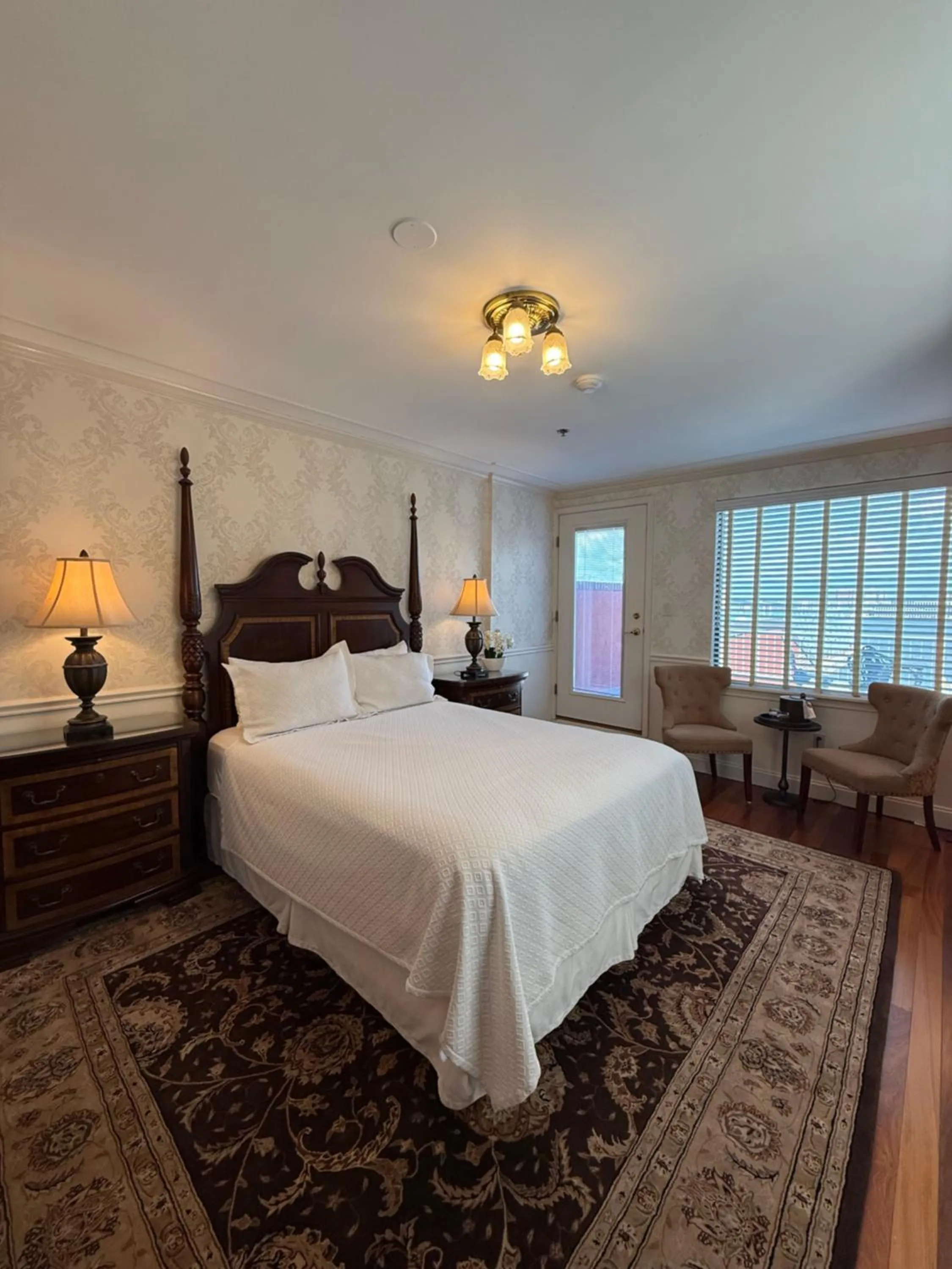 Bedroom, Bed in Penn's View Hotel Philadelphia