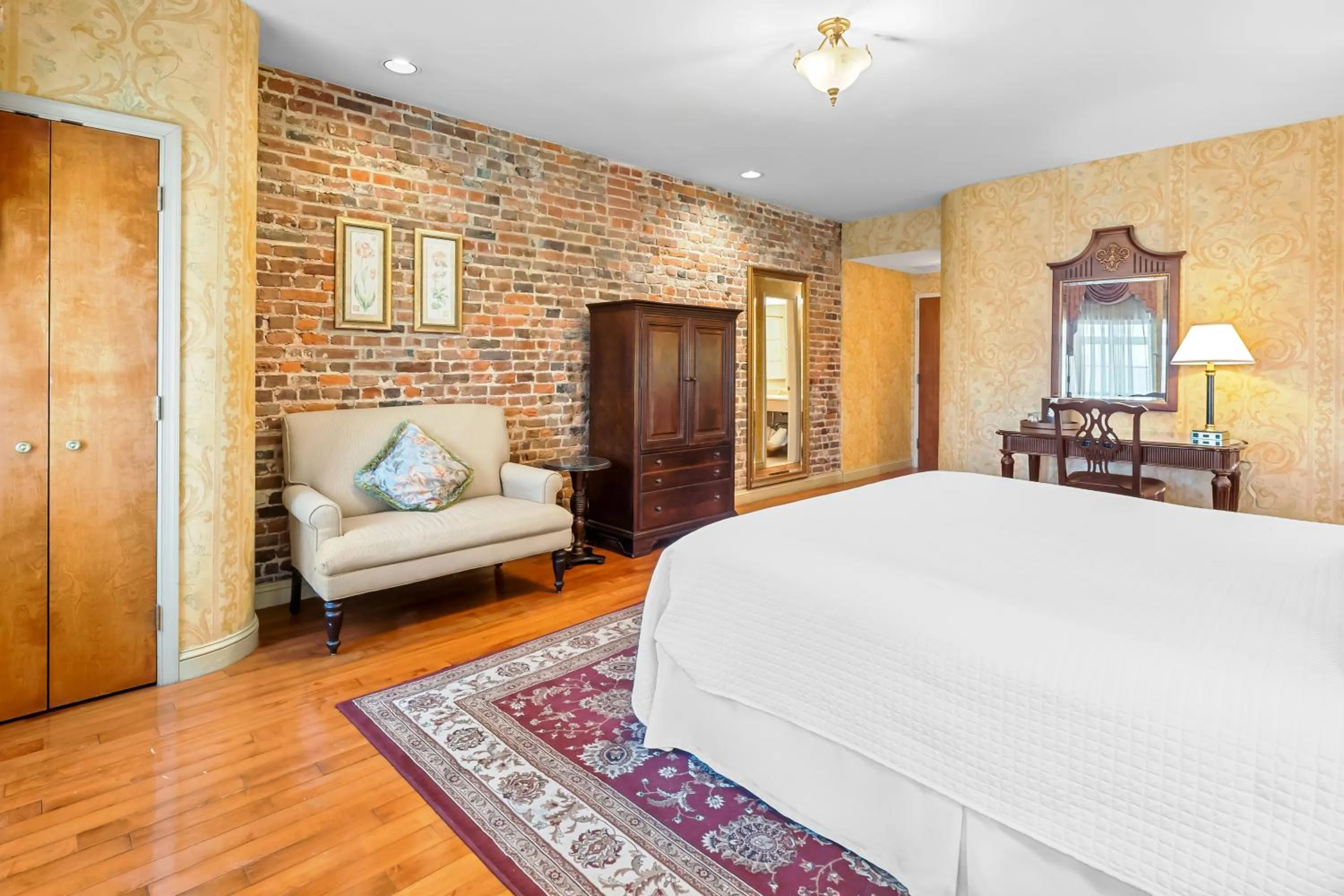 Bedroom, Bed in Penn's View Hotel Philadelphia