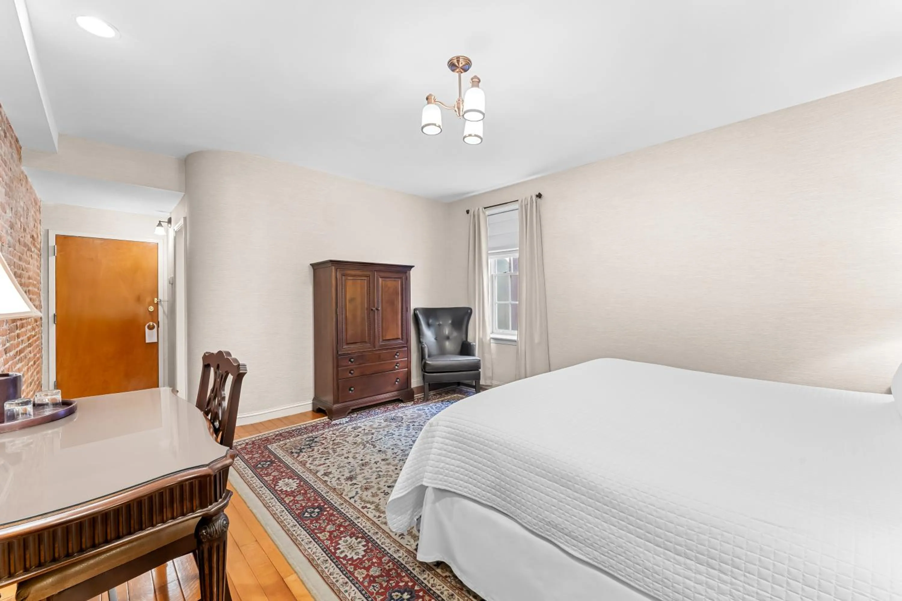 Bedroom, Bed in Penn's View Hotel Philadelphia