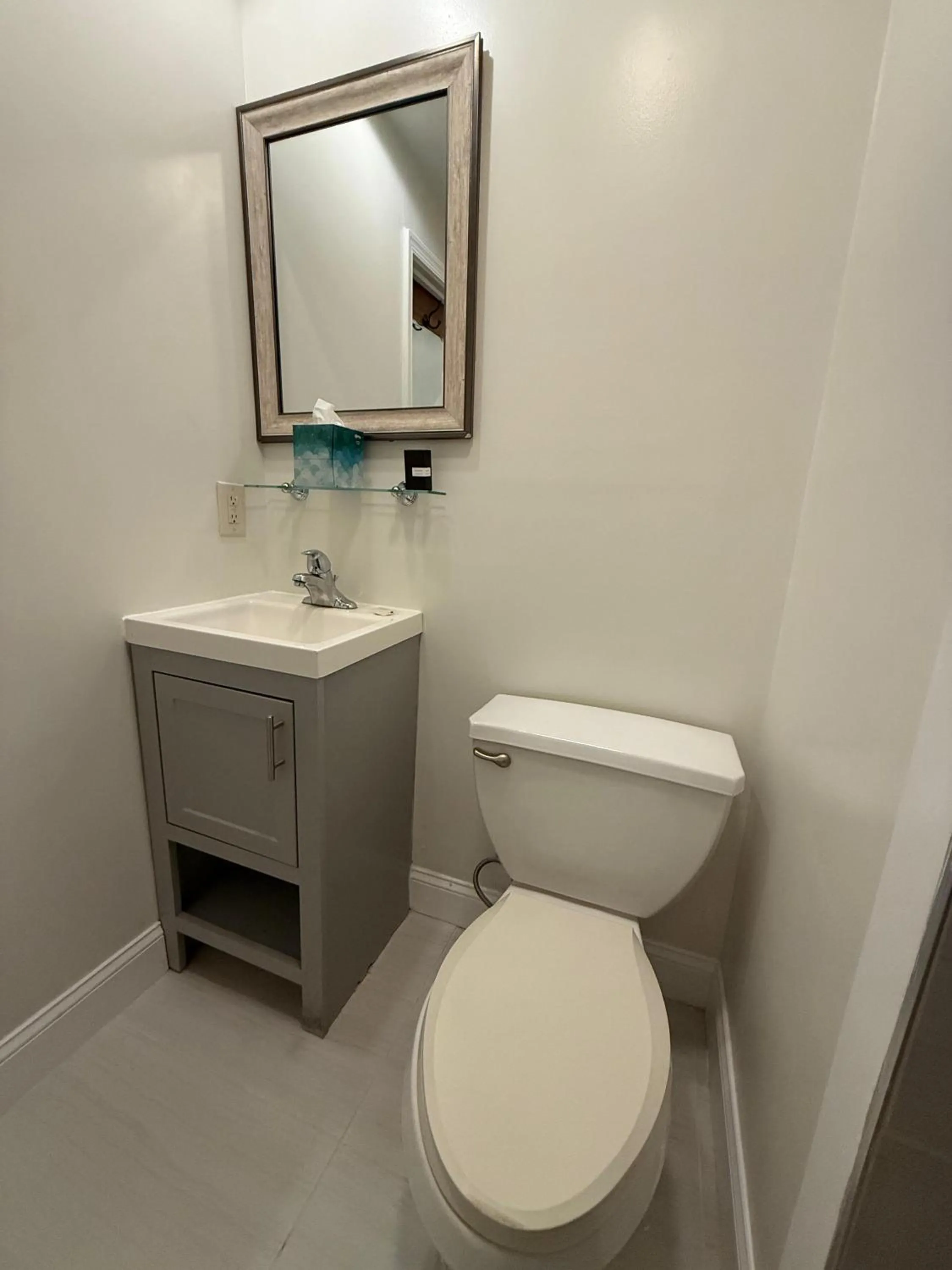 Toilet in Penn's View Hotel Philadelphia