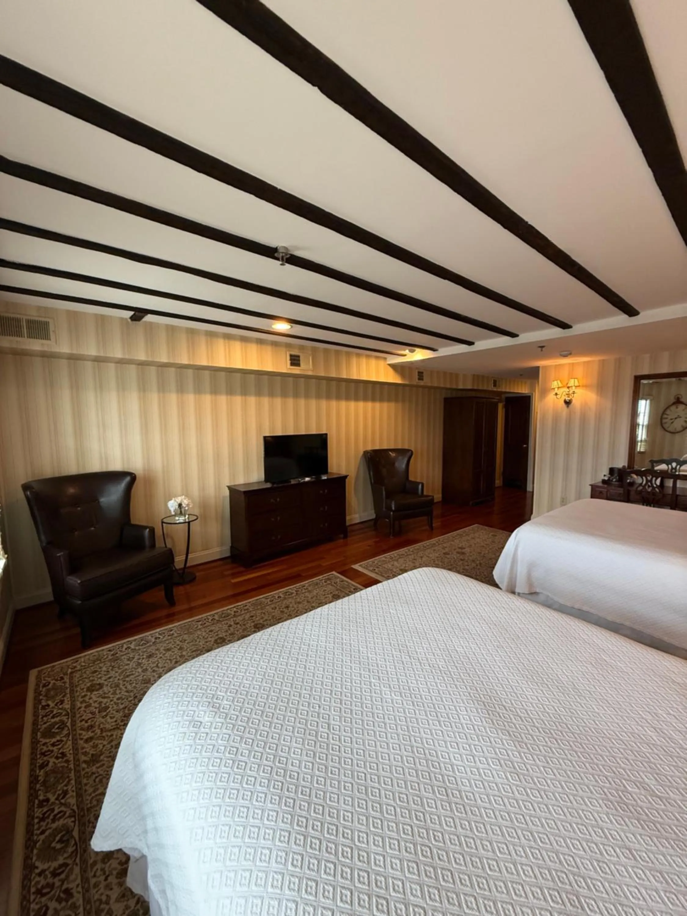 Photo of the whole room, Bed in Penn's View Hotel Philadelphia