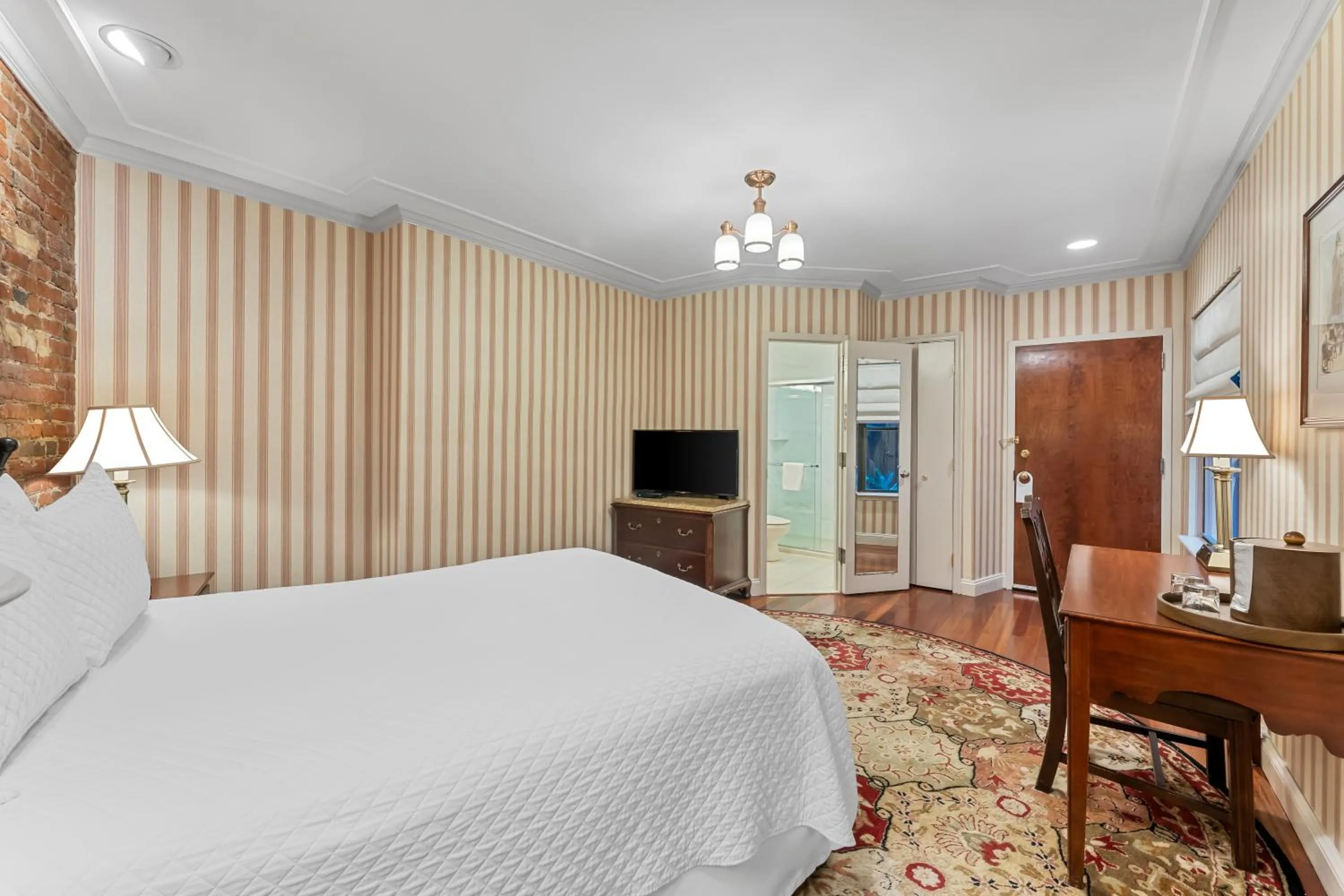 Bed in Penn's View Hotel Philadelphia