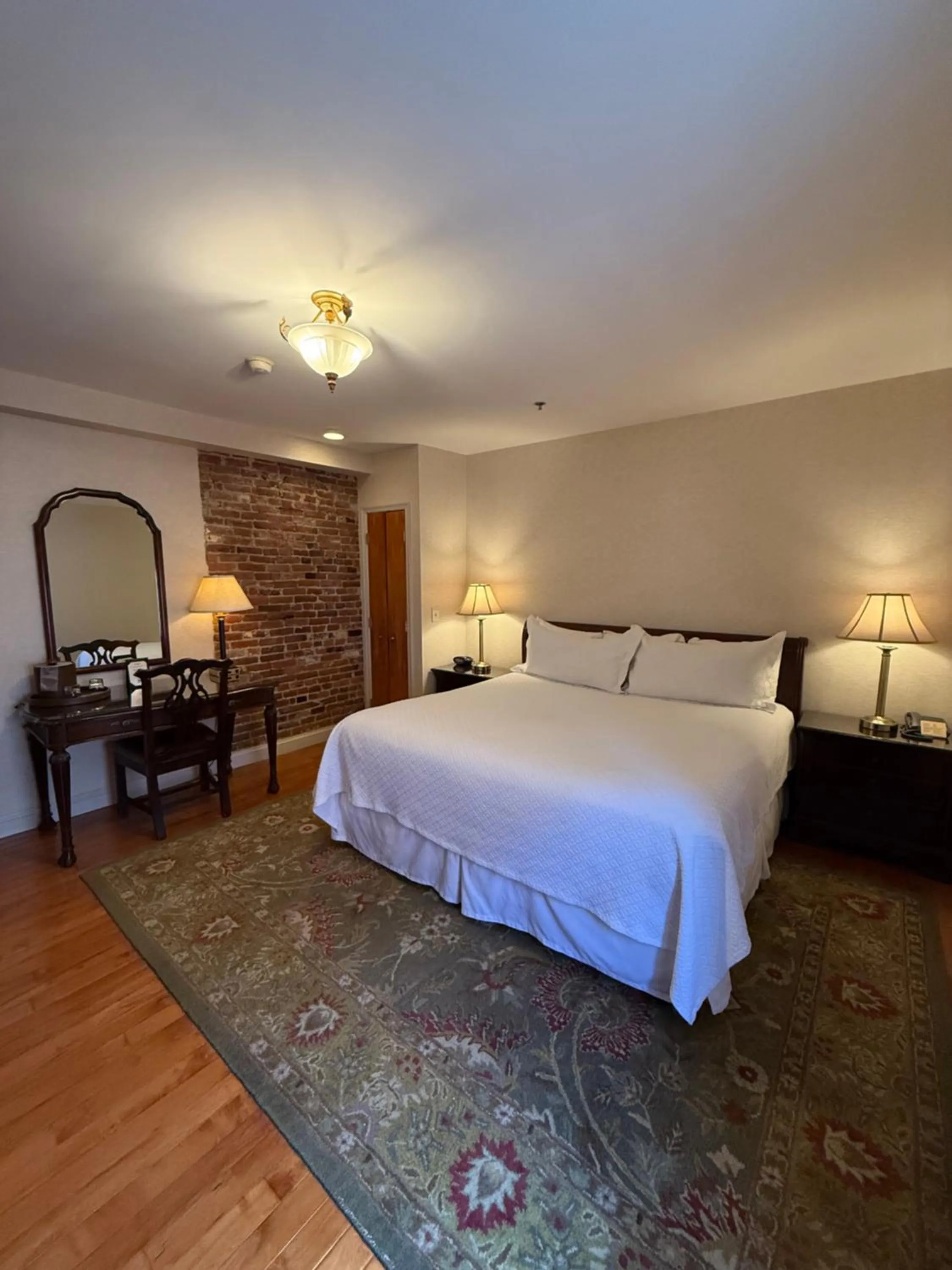 Bedroom, Bed in Penn's View Hotel Philadelphia