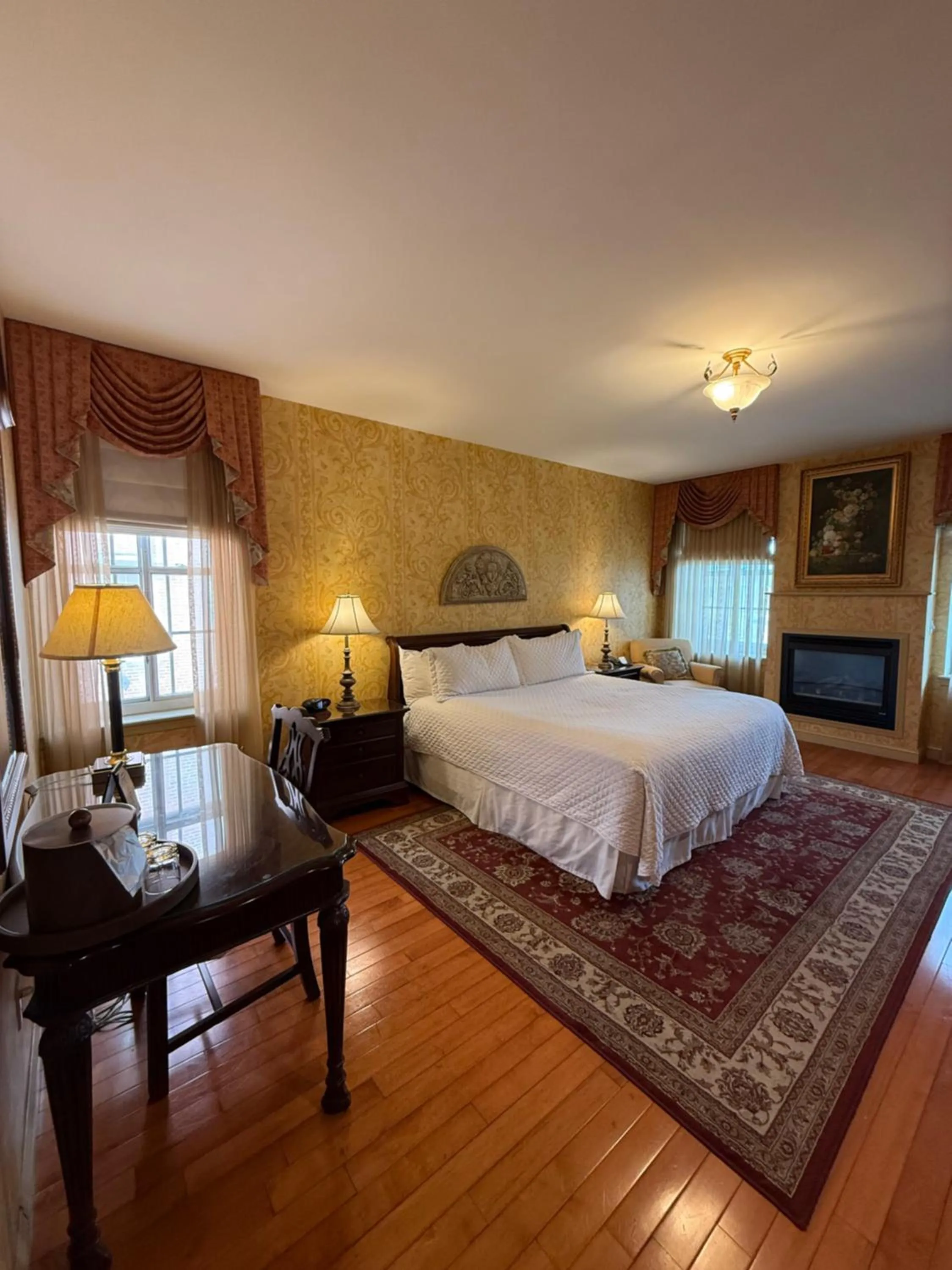 Photo of the whole room, Bed in Penn's View Hotel Philadelphia