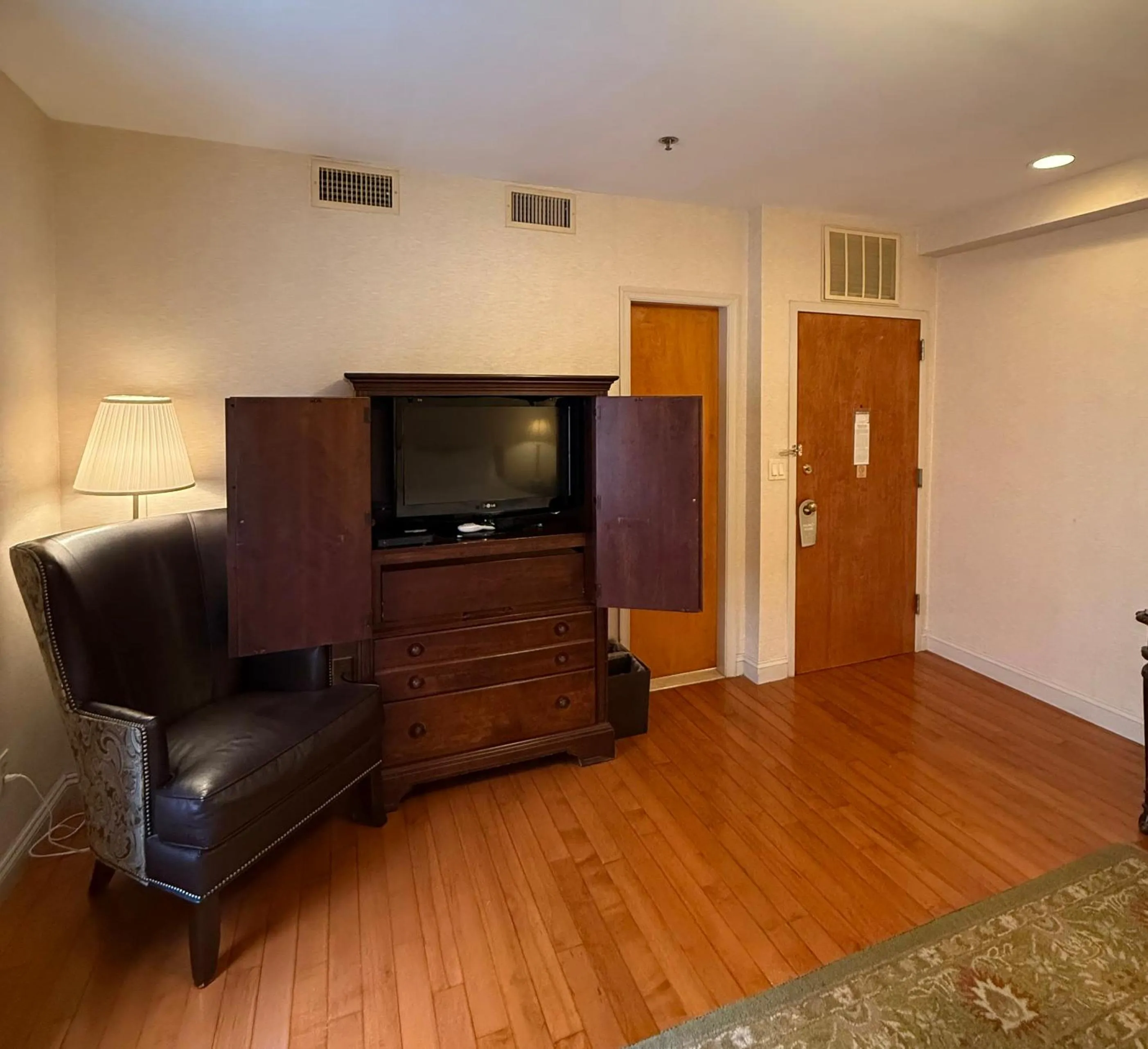 TV and multimedia in Penn's View Hotel Philadelphia