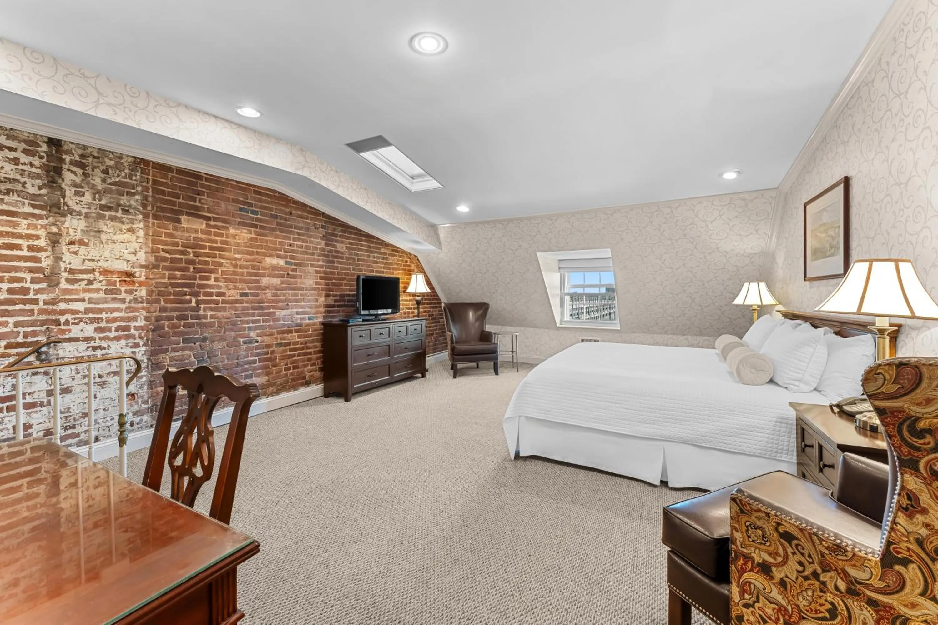 Bed in Penn's View Hotel Philadelphia